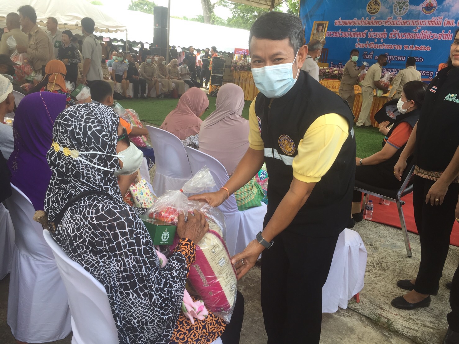 สำนักงานประมงจังหวัดสตูล เข้าร่วมออกหน่วยบำบัดทุกข์ บำรุงสุข สร้างรอยยิ้มให้ประชาชน ณ โรงเรียนบ้านดาหลำ หมู่ที่ 5 ตำบลเขาขาว อำเภอละงู จังหวัดสตูล
