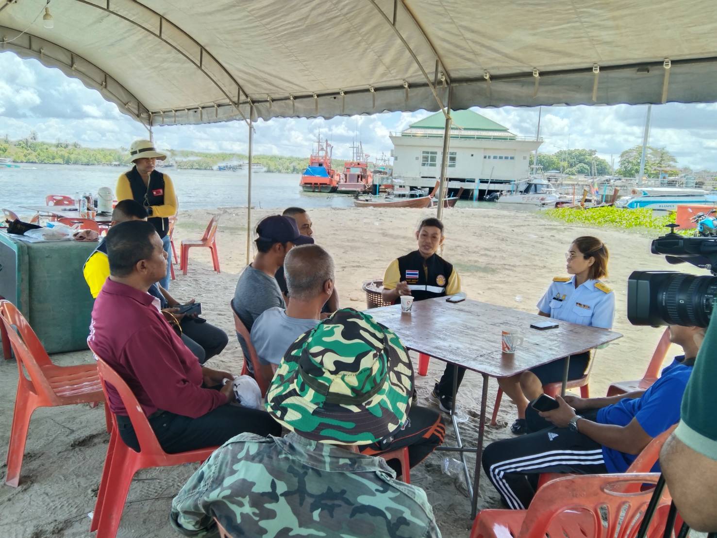 สำนักงานประมงจังหวัดสตูลลงพื้นที่บริเวณคลองปากปาราที่กลุ่มเรือประมงพื้นบ้านประท้วงปิดปากแม่น้ำเพื่อทำการประมงเรือปลากะตักที่ใช้ประกอบเครื่องกำเนิดไฟฟ้า (เครื่องปั่นไฟ) เพื่อหาทางออกร่วมกันในการแก้ปัญหา