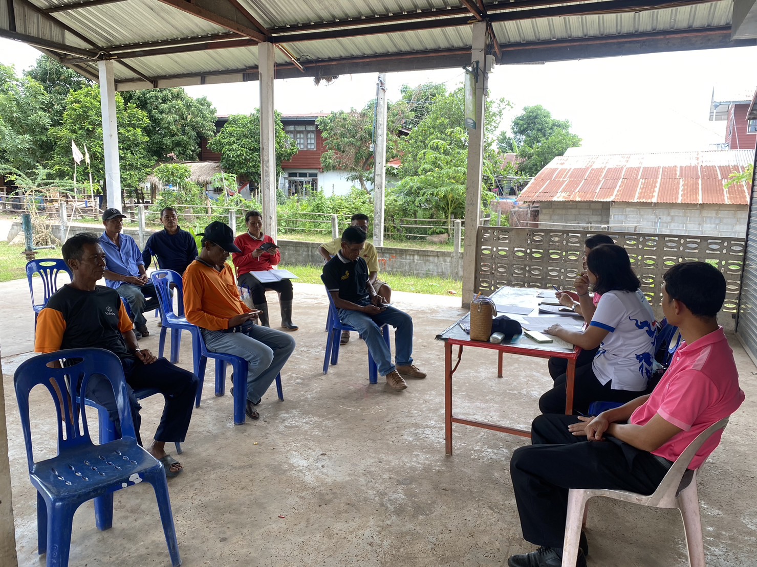 วันที่ 20 มิถุนายน 2566  นางสาวมลฤดี ลิ้มสุวรรณ ประมงอำเภอศรีบุญเรือง พร้อมด้วยนายธีรศักดิ์ ศรีร่องหอย นักวิชาการประมงปฏิบัติการ นางสาวดาพร หนันทะ เจ้าพนักงานประมงชำนาญงาน นายไพศาล ศรีคูณ นักวิชาการประมง และนางสาวสายสมร พลบรูณ์ นักวิชาการประมง สำนักงานประมงจังหวัดหนองบัวลำภู ร่วมประชุมคณะกรรมการธนาคารผลผลิตสัตว์น้ำ แหล่งน้ำหนองกุง เพื่อวางแผนการดำเนินงานการจับผลผลิตสัตว์น้ำ การสร้างอาหารธรรมชาติ และการดำเนินกิจกรรมต่างๆ ของแหล่งน้ำหนองกุงตามโครงการธนาคารสินค้าเกษตร กิจกรรมสนับสนุนธนาคารผลผลิตสัตว์น้ำแบบชุมชนมีส่วนร่วม แหล่งน้ำหนองกุง..คลิก