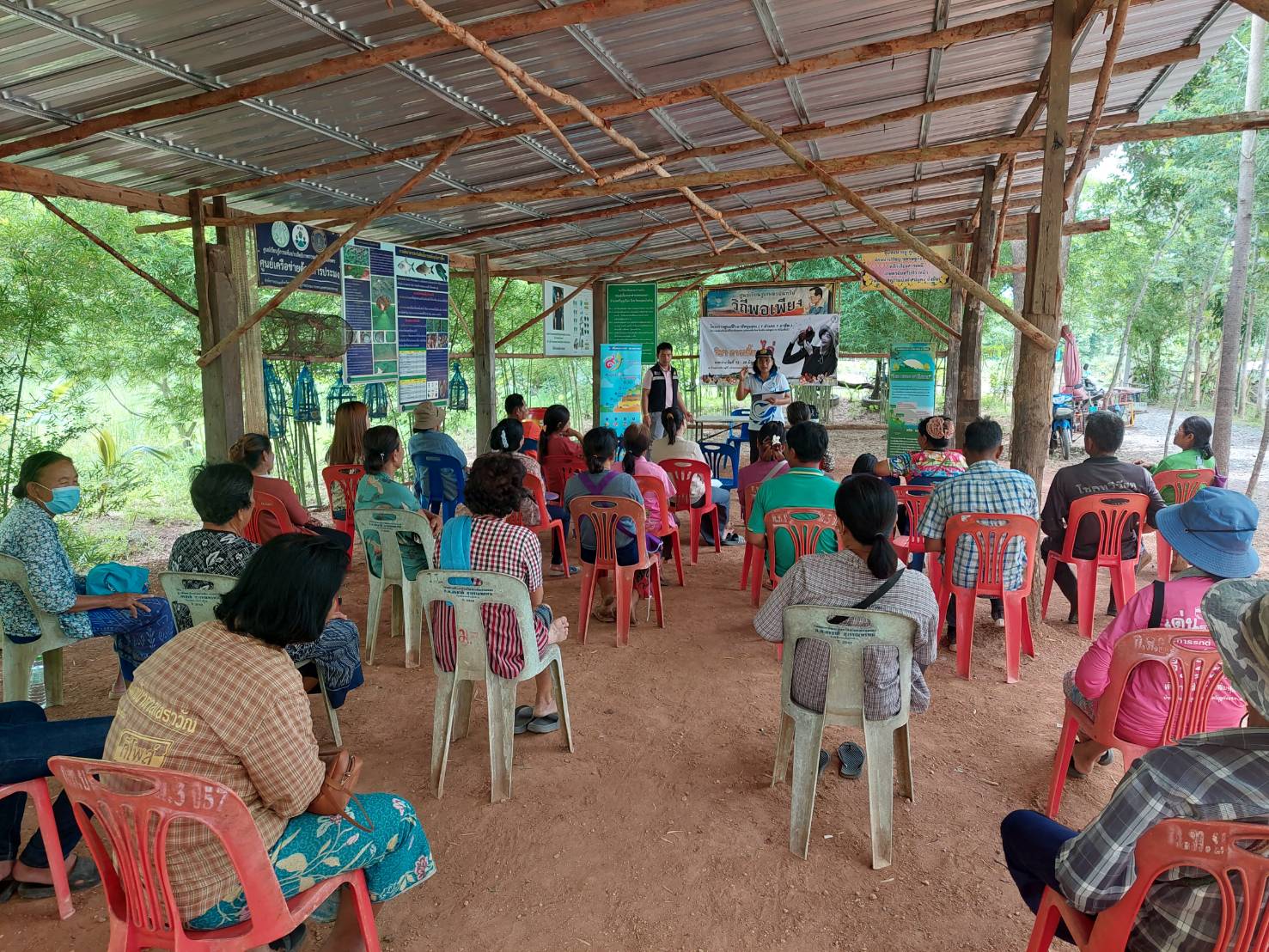 วันที่ 20 มิถุนายน 2566  นางสาวมลฤดี ลิ้มสุวรรณ ประมงอำเภอศรีบุญเรือง พร้อมด้วยนายธีรศักดิ์ ศรีร่องหอย นักวิชาการประมงปฏิบัติการ นางสาวดาพร หนันทะ เจ้าพนักงานประมงชำนาญงาน นายไพศาล ศรีคูณ นักวิชาการประมง และนางสาวสายสมร พลบรูณ์ นักวิชาการประมง สำนักงานประมงจังหวัดหนองบัวลำภู ร่วมกับเจ้าหน้าที่ศูนย์วิจัยและพัฒนาการเพาะเลี้ยงสัตว์น้ำจืดอุดรธานี มอบปัจจัยการผลิต พันธุ์ปลาตะเพียนขาว จำนวน 3,000 ตัวต่อราย ให้แก่สมาชิกเกษตรกรกลุ่มแปลงใหญ่ปลาตะเพียนขาว กลุ่มผู้เลี้ยงปลาตำบลหนองแก..คลิก