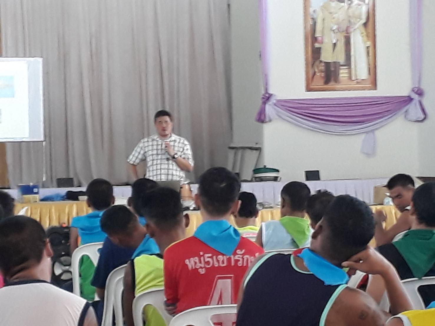 สำนักงานประมงอำเภอพนมทวน ร่วมเป็นวิทยากรให้ความรู้เกี่ยวกับการฝึกอาชีพประมง ด้านการเลี้ยงสัตว์น้ำเศรษฐกิจที่ใช้น้ำน้อยและแปรรูปสัตว์น้ำ..คลิก