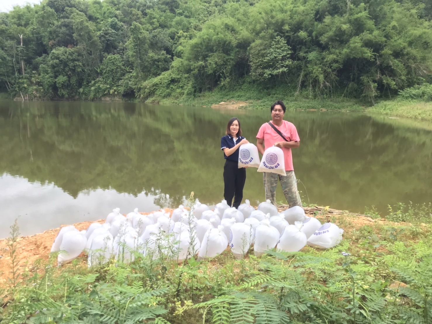 ปล่อยลูกพันธุ์สัตว์น้ำจืด จำนวน 40,000 ตัว ณ อ่างเก็บน้ำห้วยเฟือง ต.ผาช้างน้อย อ.ปง จ.พะเยา ตามโครงการอันเนื่องมาจากพระราชดำริ โครงการหลวงปังค่า..คลิก