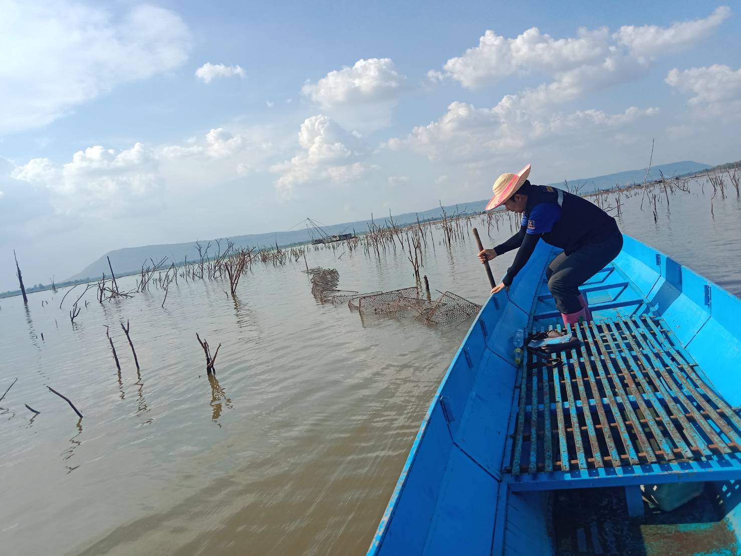 วันที่ 28 มิถุนายน 2566  นายวิทยา ประเสริฐสังข์ ประมงอำเภอโนนสังร่วมกับนายชัยยันต์ รัตนวงศ์ ผญบ.หนองเหมือดแอ่และอาสาอนุรักษ์สัตว์น้ำฯ ร่วมกันออกตรวจเฝ้าระวังผู้กระทำผิดด้านประมงตามพรก.ประมง 2558และฉบับแก้เพิ่มเติมตามมาตรการคุ้มครองสัตว์น้ำจืดมีไข่ วางไข่ เลี้ยงตัวอ่อนในห้วงฤดูน้ำแดง ปี 2566..คลิก