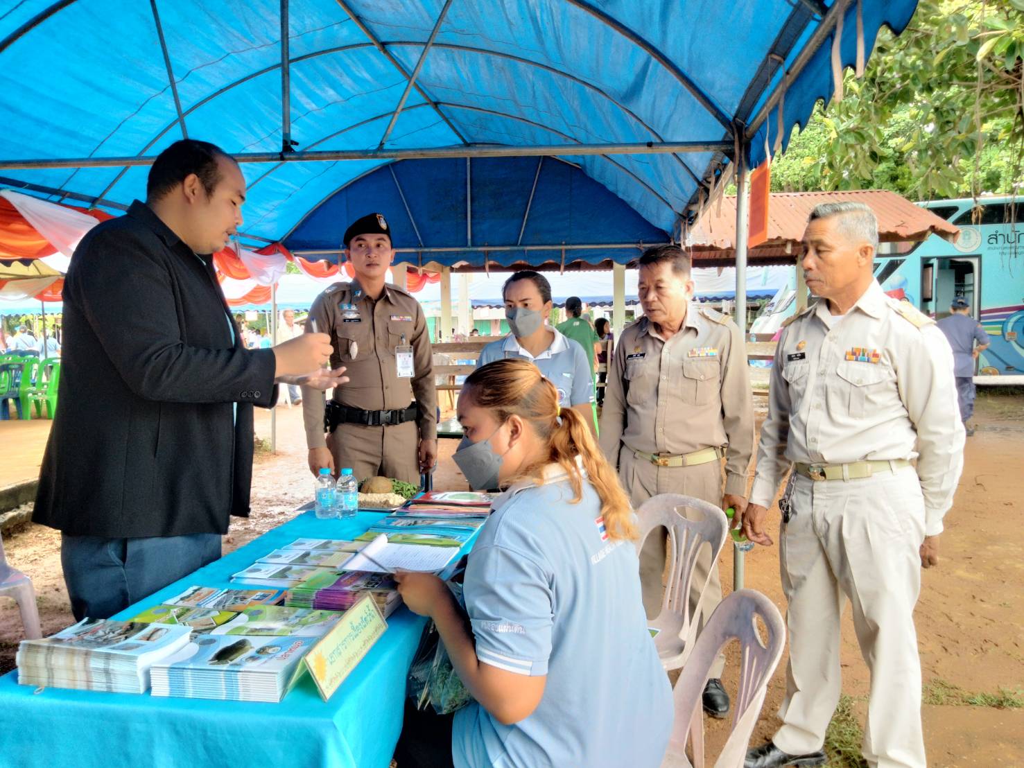 วันที่ 4 กรกฎาคม พ.ศ. 2566  นายบุญหลาย กุลนารัตน์ ประมงจังหวัดหนองบัวลำภู มอบหมายให้นายสมจิตร์ พงษ์ภุมมา หัวหน้ากลุ่มบริหารจัดการด้านประมง นายเมธา ตาลเหล็ก ประมงอำเภอนากลาง และเจ้าหน้าที่สำนักงานประมงจังหวัดหนองบัวลำภู ออกหน่วยบริการร่วมกับหน่วยแพทย์เคลื่อนที่ พอ.สว. ตามโครงการ “หน่วยบำบัดทุกข์ บำรุงสุข สร้างรอยยิ้มให้แก่ประชาชน