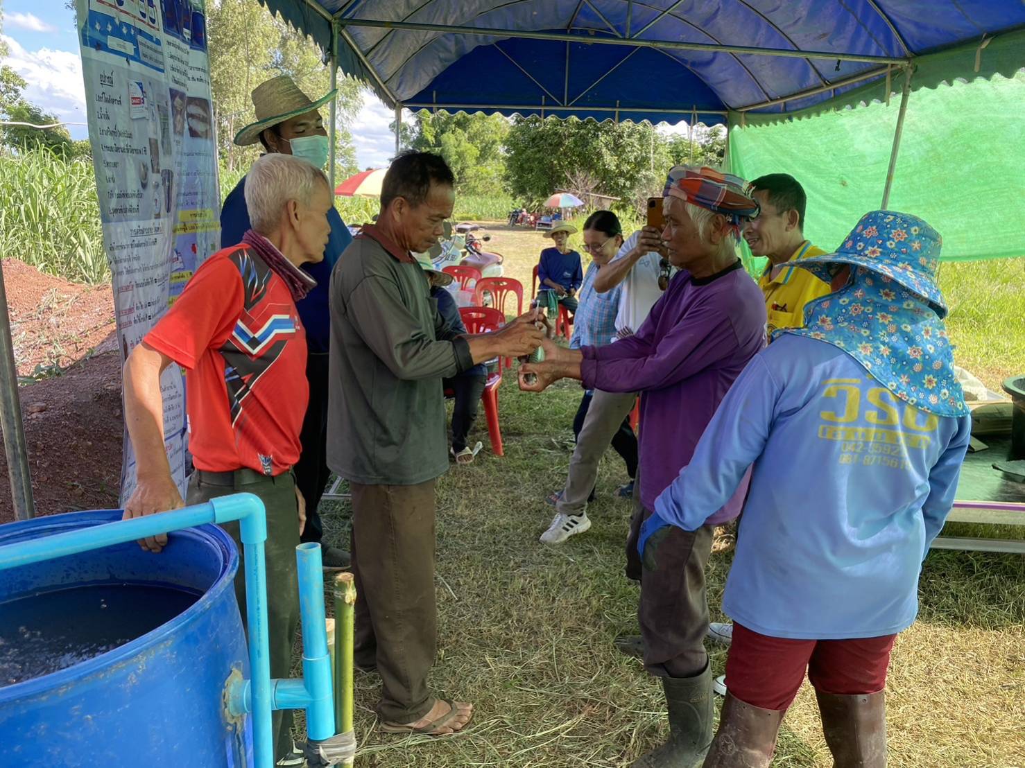 วันที่ 10 กรกฎาคม พ.ศ. 2566     นายเมธา ตาลเหล็ก ประมงอำเภอนากลาง ร่วมกับนายไพศาล ศรีคูณ นักวิชาการประมง กลุ่มพัฒนาและส่งเสริมอาชีพการประมง สำนักงานประมงจังหวัดหนองบัวลำภู ติดตามการดำเนินกิจกรรมเกษตรกรกลุ่มแปลงใหญ่ปลาตะเพียนขาวตำบลอุทัยสวรรค์ (กลุ่มปี 2564) ดำเนินการจับผลผลิตปลาตะเพียนขาว จำหน่ายในชุมชน..คลิก