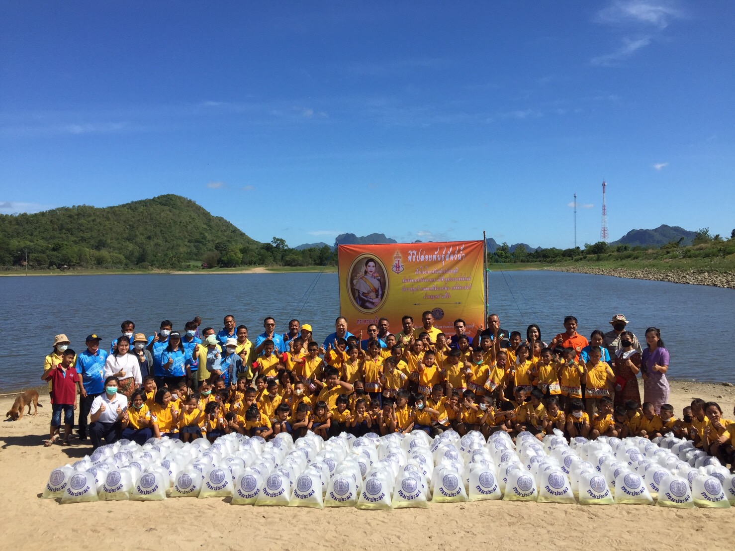 สำนักงานประมงจังหวัดกาญจนบุรี ร่วมปล่อยพันธุ์สัตว์น้ำ เนื่องในวันคล้ายวันประสูติ สมเด็จพระเจ้าน้องนางเธอ เจ้าฟ้าจุฬาภรณวลัยลักษณ์ อัครราชกุมารี กรมพระศรีสวางควัฒน วรขัตติยราชนารี?..คลิก