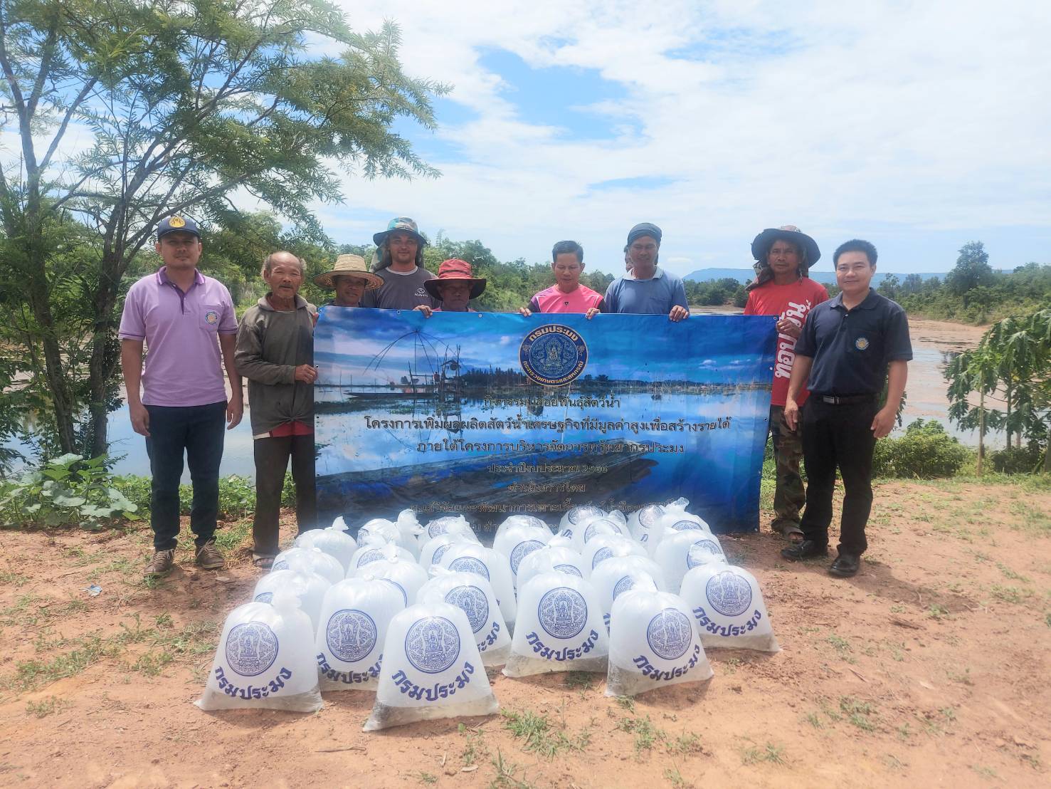 วันที่ 12 กรกฎาคม 2566  นายสมภาร วังคีรี ประมงอำเภอเมืองหนองบัวลำภู ร่วมกับเจ้าหน้าที่ศูนย์วิจัยและพัฒนาประมงน้ำจืดอุดรธานี ออกพบปะและให้คำแนะนำพร้อมปล่อยพันธุ์สัตว์น้ำโครงการเพิ่มผลผลิตสัตว์น้ำเศรษฐกิจที่มีมูลค่าสูงเพื่อสร้างรายได้..คลิก