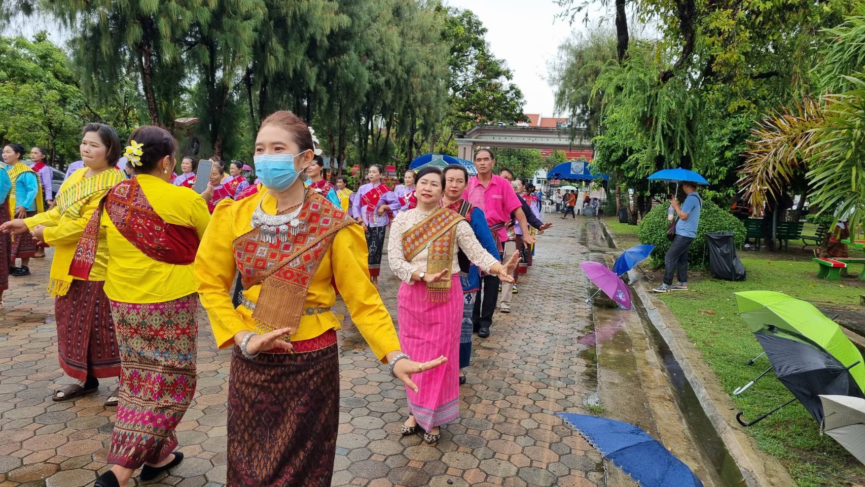 สำนักงานประมงจังหวัดอุบลราชธานี ร่วมกิจกรรมฟ้อนรำ 