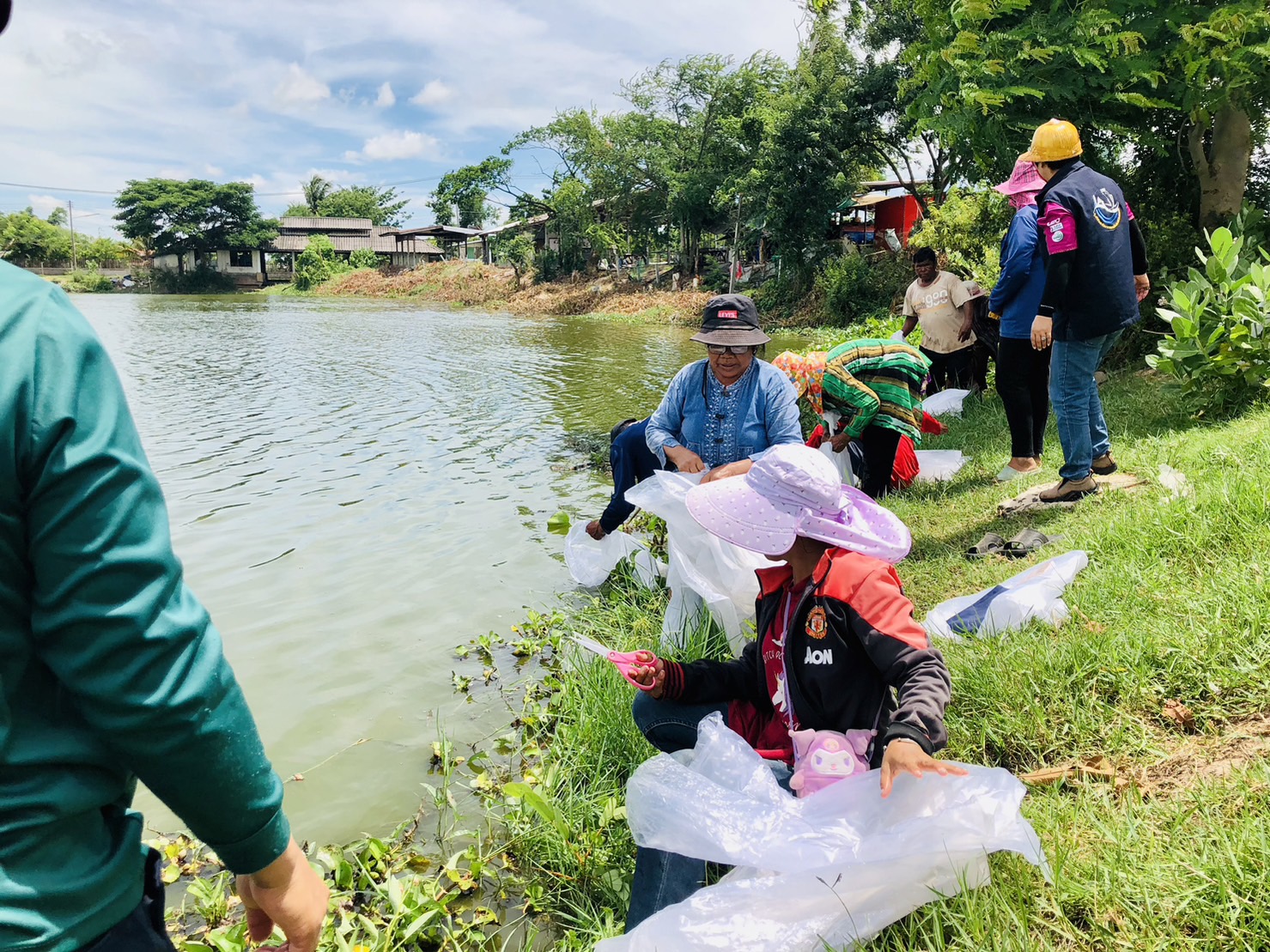 ปล่อยพันธุ์สัตว์น้ำเพิ่มเติมในแหล่งน้ำชุมชน ให้ชุมชนมีส่วนร่วม เกิดการเรียนรู้เกี่ยวกับการประเมินการเจริญเติบโตของสัตว์น้ำในแหล่งน้ำของชุมชน