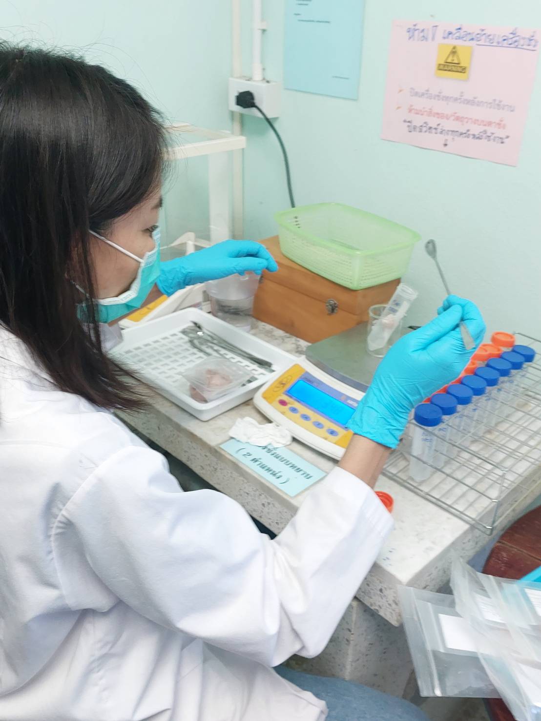 ปฏิบัติงานวิเคราะห์ทดสอบสารตกค้างในวัตถุดิบสัตว์น้ำ..คลิก