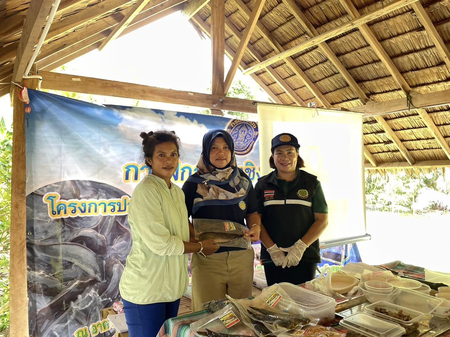 สำนักงานประมงจังหวัดสตูลจัดการฝึกอบรมเชิงปฏิบัติการ โครงการประมงสร้างอาชีพเพื่อการฟื้นฟูกู้วิกฤตโควิด 19 อำเภอมะนัง จังหวัดสตูล..คลิก