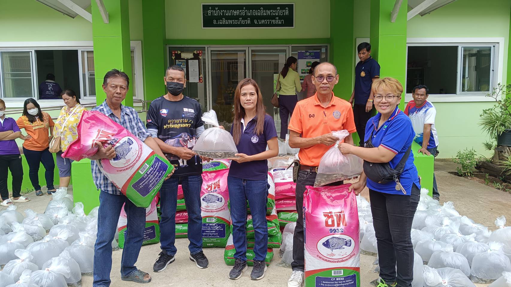 ประมงอำเภอจักราชมอบพันธุ์ปลาและอาหารปลาให้แก่เกษตรกรผู้เข้าร่วมโครงการพัฒนาเกษตรกรรมยั่งยืน กิจกรรมพัฒนาเกษตรทฤษฎีใหม่..คลิก