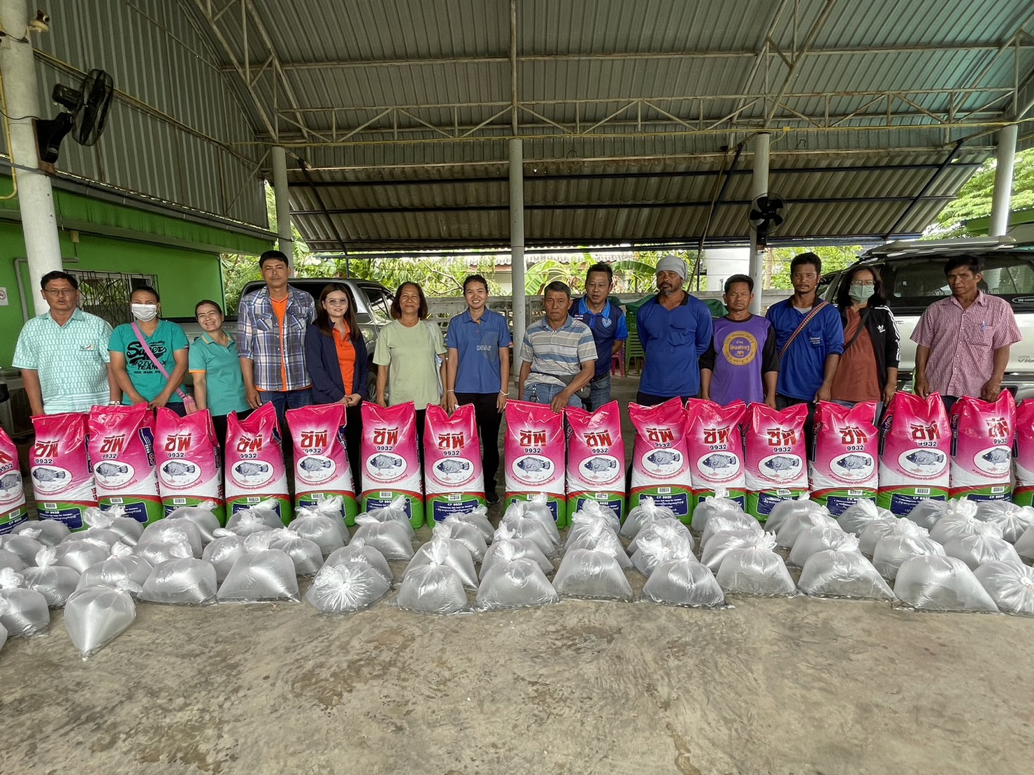 ประมงอำเภอโนนสูงมอบพันธุ์ปลาและอาหารปลาแก่เกษตรกรผู้เข้าร่วมโครงการพัฒนาเกษตรกรรมยั่งยืน กิจกรรมพัฒนาเกษตรทฤษฎีใหม่