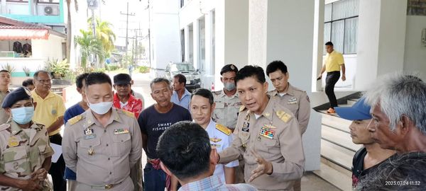 สำนักงานประมงจังหวัดสตูลเข้าพบกลุ่มเครือข่ายประมงพื้นบ้านหน้าศาลากลางจังหวัดสตูล..คลิก