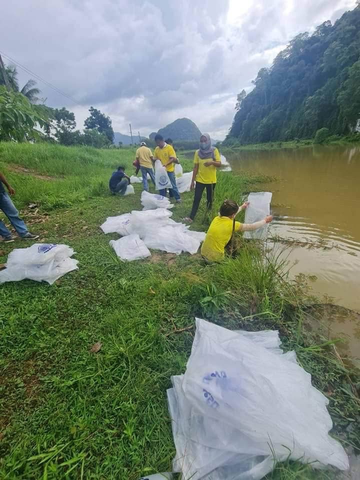 สำนักงานประมงจังหวัดสตูลเข้าร่วมโครงการปล่อยพันธุ์ปลา เพื่อรักษาระบบนิเวศน์ในอ่างเก็บน้ำของกรมชลประทาน ปีงบประมาณ 2566