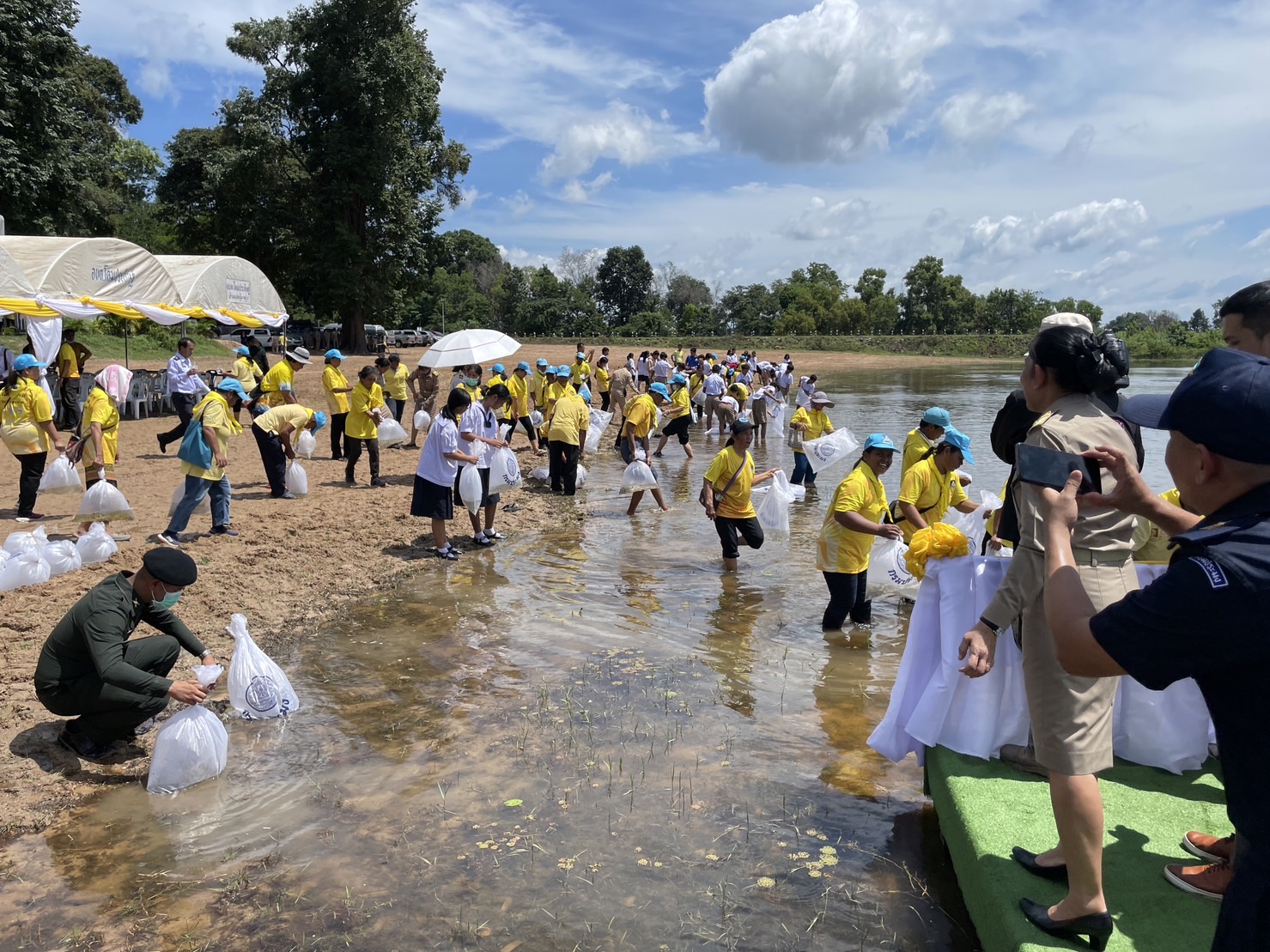 ประมงอุบลฯ จัดพิธีปล่อยพันธุ์สัตว์น้ำเนื่องในวันเฉลิมพระชนมพรรษาพระบาทสมเด็จพระปรเมนทรรามาธิบดีศรีสินทรมหาวชิราลงกรณ พระวชิรเกล้าเจ้าอยู่หัว ประจำปี 2566  วันที่ 27 กรกฎาคม 2565 เวลา 10.00 น...คลิก