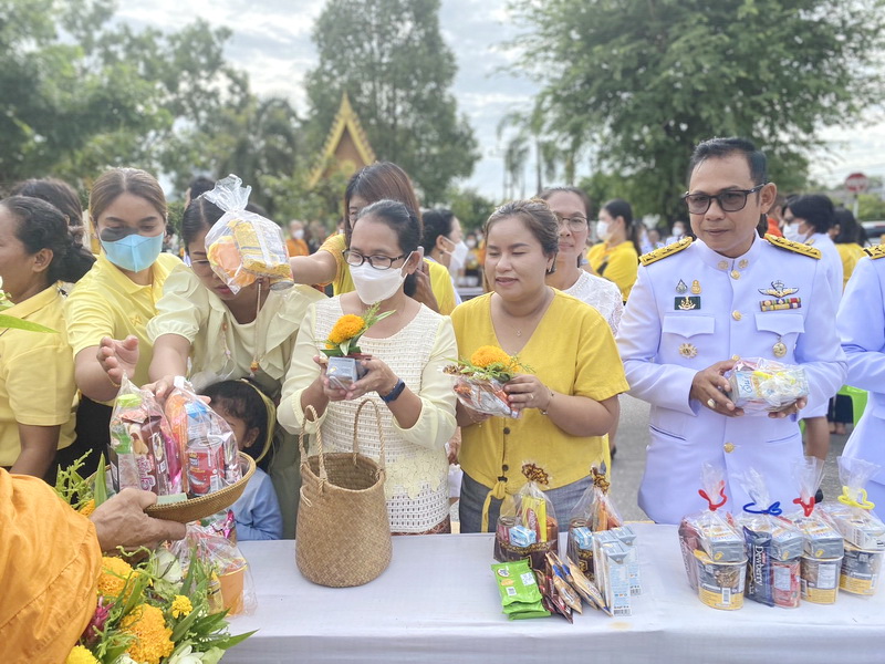 ร่วมพิธีทำบุญตักบาตร เนื่องในวันเฉลิมพระชนมพรรษา