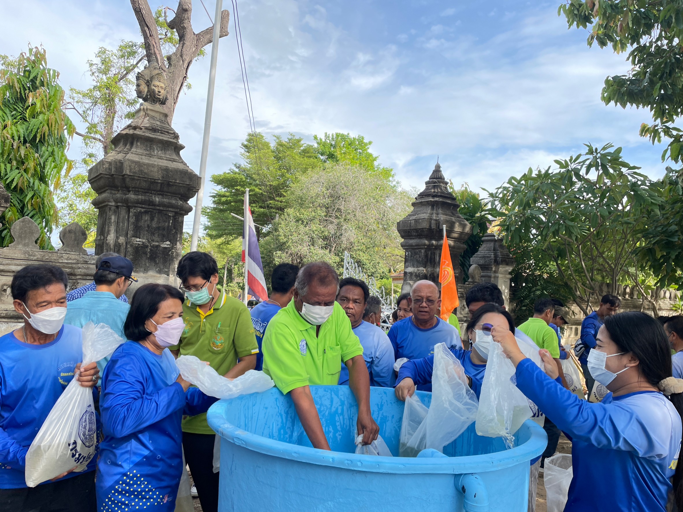 ปล่อยพันธุ์ปลาตะเพียนขาว (ปลาตุ้ม) จำนวน 12,000,000 ตัว ณ คลองลาดเค้า โครงการบริหารจัดการทรัพยากรประมง กิจกรรมฟื้นฟูและบริหารการจัดการทรัพยากรประมงในแหล่งน้ำสำคัญ (ทุ่งป่าโมก)..คลิก