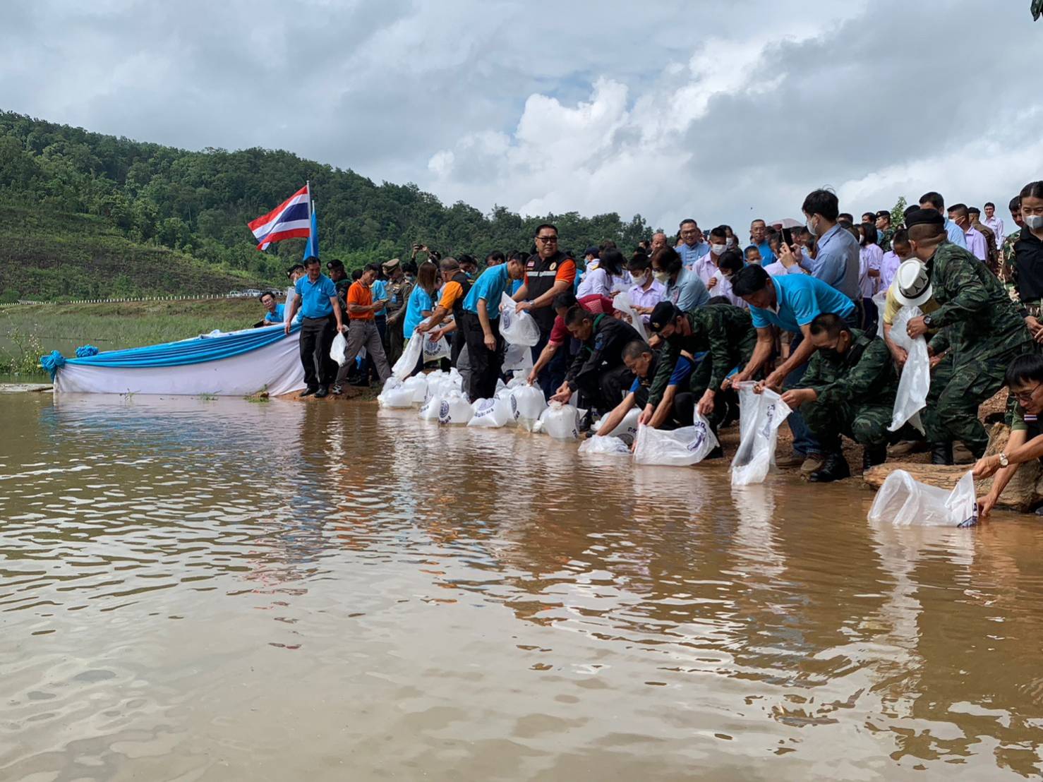 สนับสนุนพันธุ์ปลาในพิธีปล่อยพันธุ์สัตว์น้ำเนื่องในโอกาสเฉลิมพระชนมพรรษา 91 พรรษา สมเด็จพระนางเจ้าสิริกิติ์ พระบรมราชินีนาถ พระบรมราชชนนีพันปีหลวง..คลิก