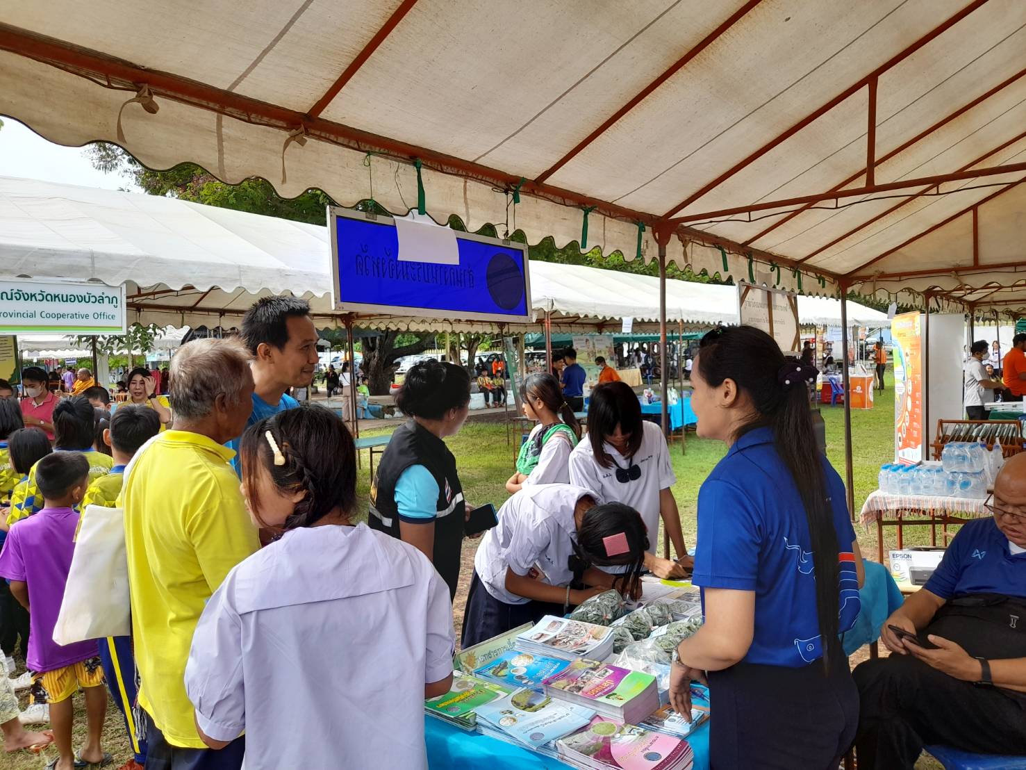 วันที่ 24 สิงหาคม พ.ศ. 2566  นายบุญหลาย กุลนารัตน์ ประมงจังหวัดหนองบัวลำภู พร้อมด้วยนายสมจิตร์ พงษ์ภุมมา หัวหน้ากลุ่มบริหารจัดการด้านประมง นางสาวมลฤดี ลิ้มสุวรรณ ประมงอำเภอศรีบุญเรือง และเจ้าหน้าที่สำนักงานประมงจังหวัดหนองบัวลำภู ออกหน่วยบริการร่วมกับหน่วยแพทย์เคลื่อนที่ พอ.สว. ตามโครงการ “หน่วยบำบัดทุกข์ บำรุงสุข สร้างรอยยิ้มให้แก่ประชาชน