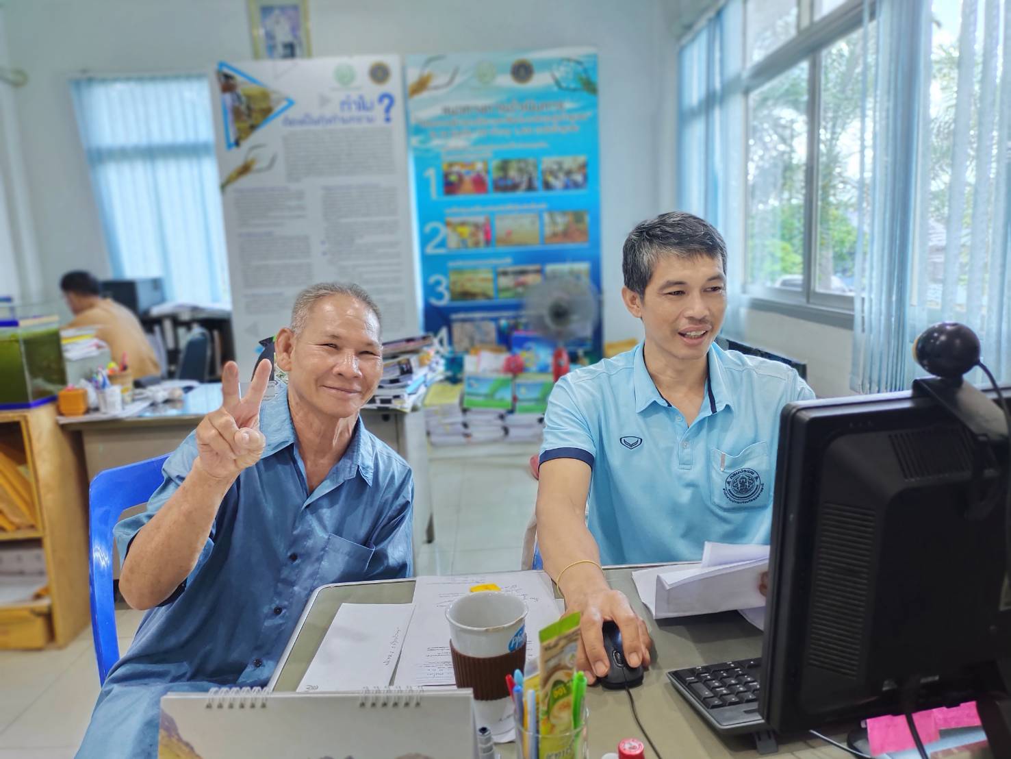เจ้าหน้าที่กลุ่มพัฒนาและส่งเสริมอาชีพฯ ให้บริการต่ออายุและสร้างการรับรู้เรื่องการปรับปรุงทะเบียนเกษตรกรผู้เพาะเลี้ยงสัตว์น้ำ ทบ.1..คลิก