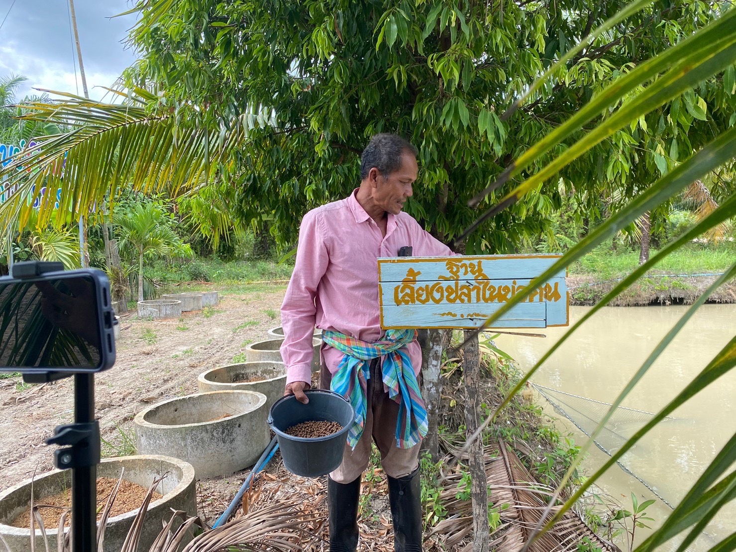 หัวหน้ากลุ่มพัฒนาและส่งเสริมอาชีพการประมง พร้อมด้วย  ประมงอำเภอป่าบอนประมงอำเภอตะโหมด และ เจ้าหน้าที่กลุ่มพัฒนาและส่งเสริมอาชีพการประมง เข้าตรวจเยี่ยมเกษตรกร และติดตามความก้าวหน้าผลการดำเนินงาน ศพก. เครือข่ายฯ ที่ได้รับ การยกระดับใน ปี 2566 พร้อมถ่ายทำวีดีทัศน์กิจกรรมภายในศูนย์ฯ..คลิก