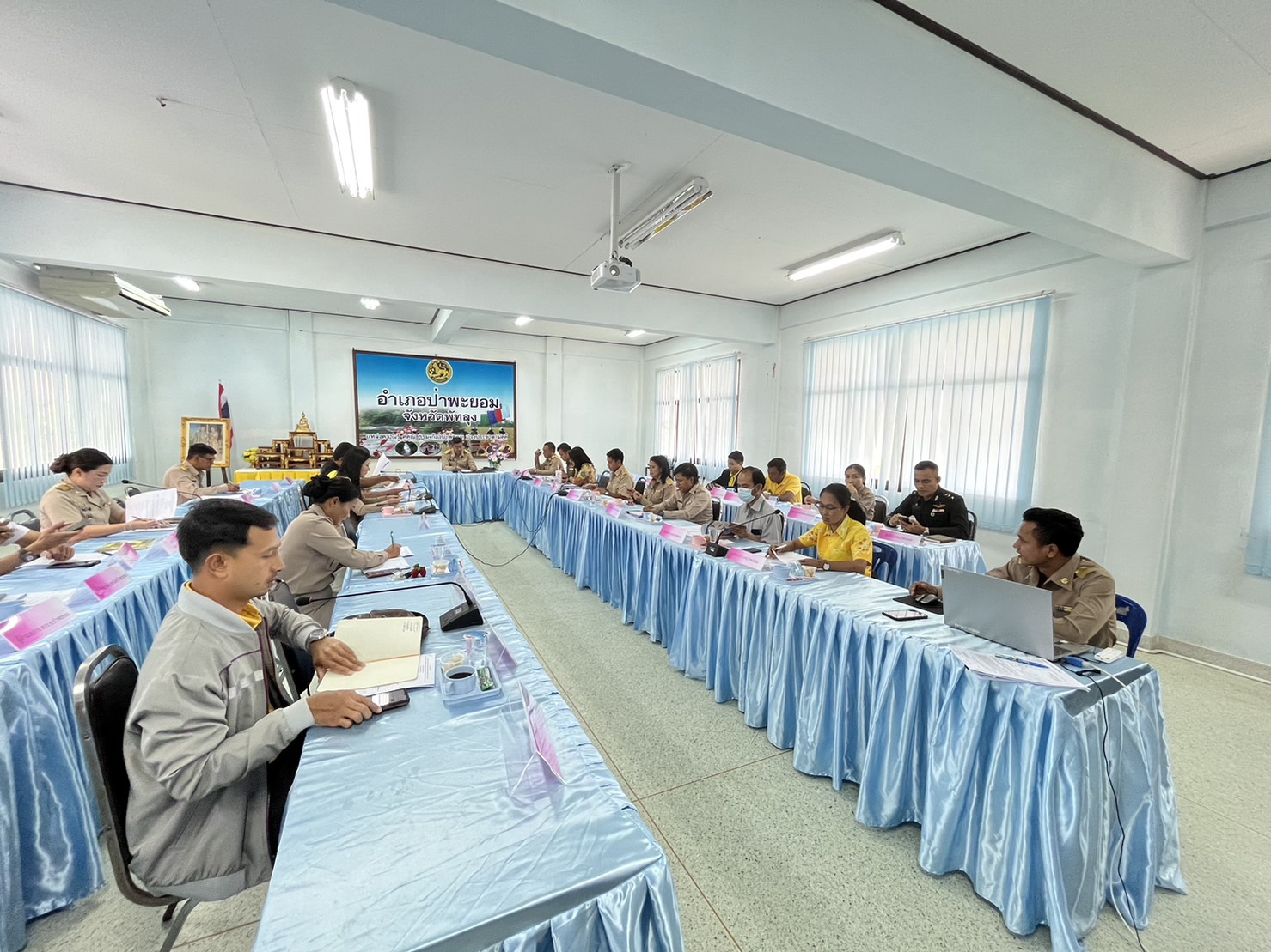เจ้าพนักงานประมงปฎิบัติงาน รับผิดชอบ ประมงอำเภอป่าพะยอม ร่วมประชุมประจำเดือนหัวหน้าส่วนราชการ ได้ประชาสัมพันธ์ประกาศกรมประมง เรื่อง กำหนดฤดูปลาน้ำจืดมีไข่ วางไข่  เลี้ยงตัววัยอ่อน ของจังหวัดพัทลุง..คลิก
