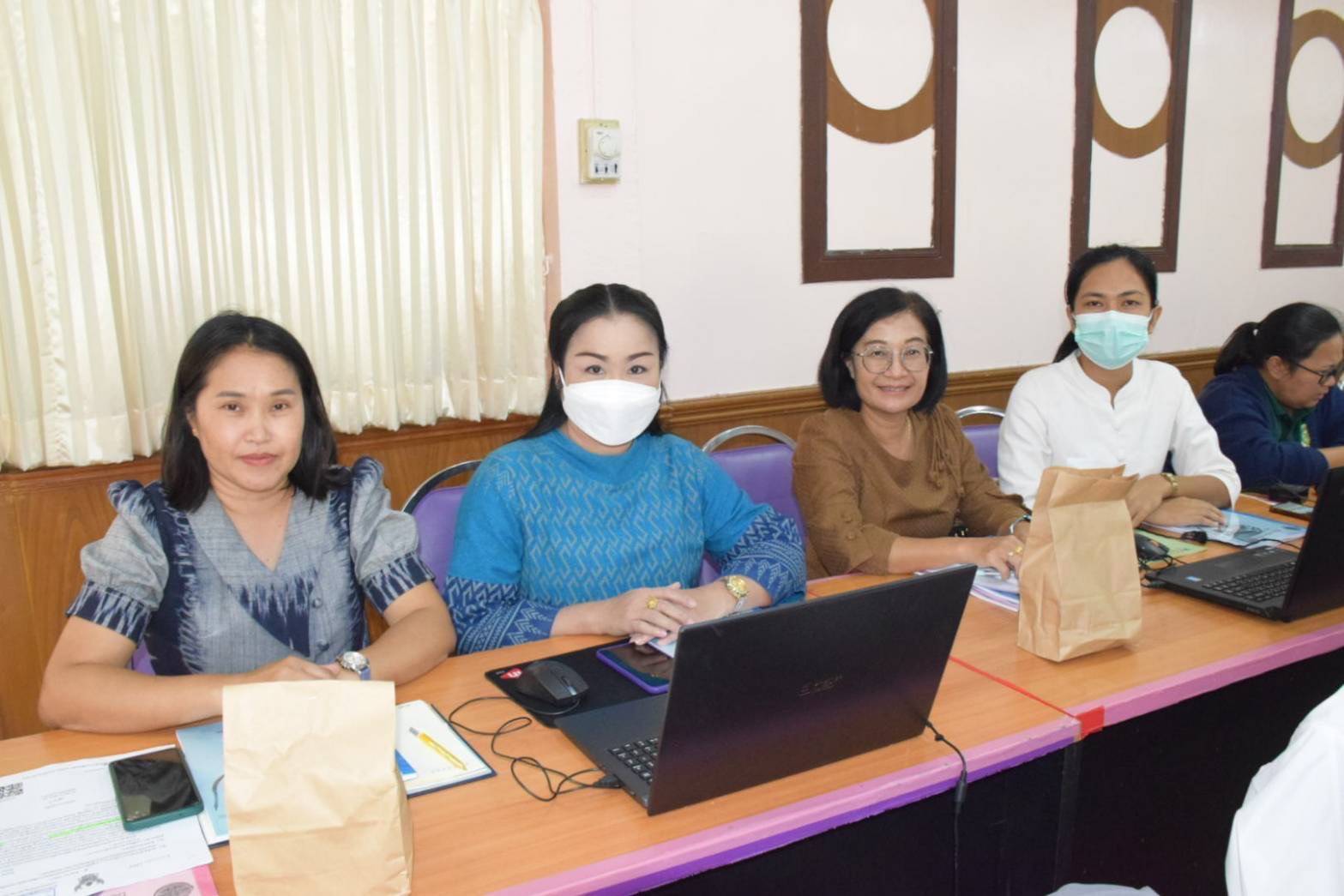 นางถนอมขวัญ  นอศรี หัวหน้ากลุ่มบริหารและยุทธศาสตร์ร่วมโครงการฝึกอบรมการปฏิบัติงานโปรแกรมนำเสนอและการติดตามผลการเร่งรัดเบิกจ่ายเงินงบประมาณของจังหวัดหนองบัวลำภู..คลิก