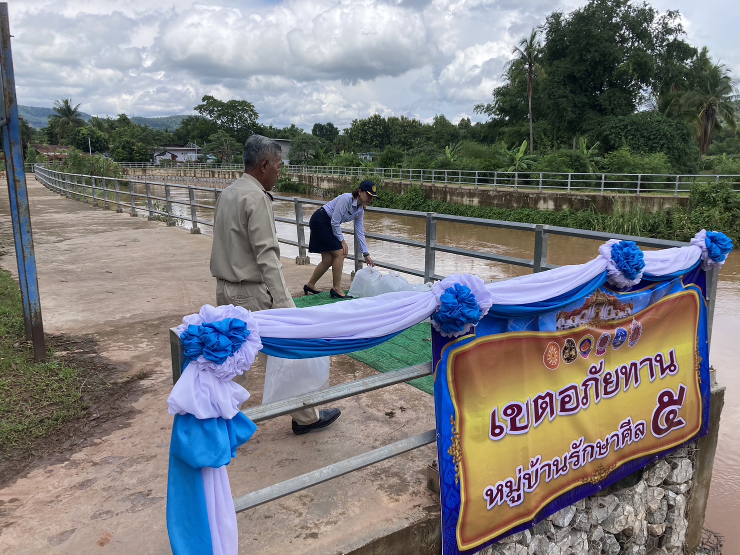 สำนักงานประมงอำเภอด่านซ้าย โดยนางสาวจิราพร  คงหนองลาน ประมงอำเภอด่านซ้าย  ร่วมโครงการสร้างความปรองดองสมานฉันท์โดยใช้หลักธรรมทางพระพุทธศาสนา “หมู่บ้านรักษาศีล 5” ต้นแบบ จังหวัดเลย ประจำปีงบประมาณ 2566..คลิก