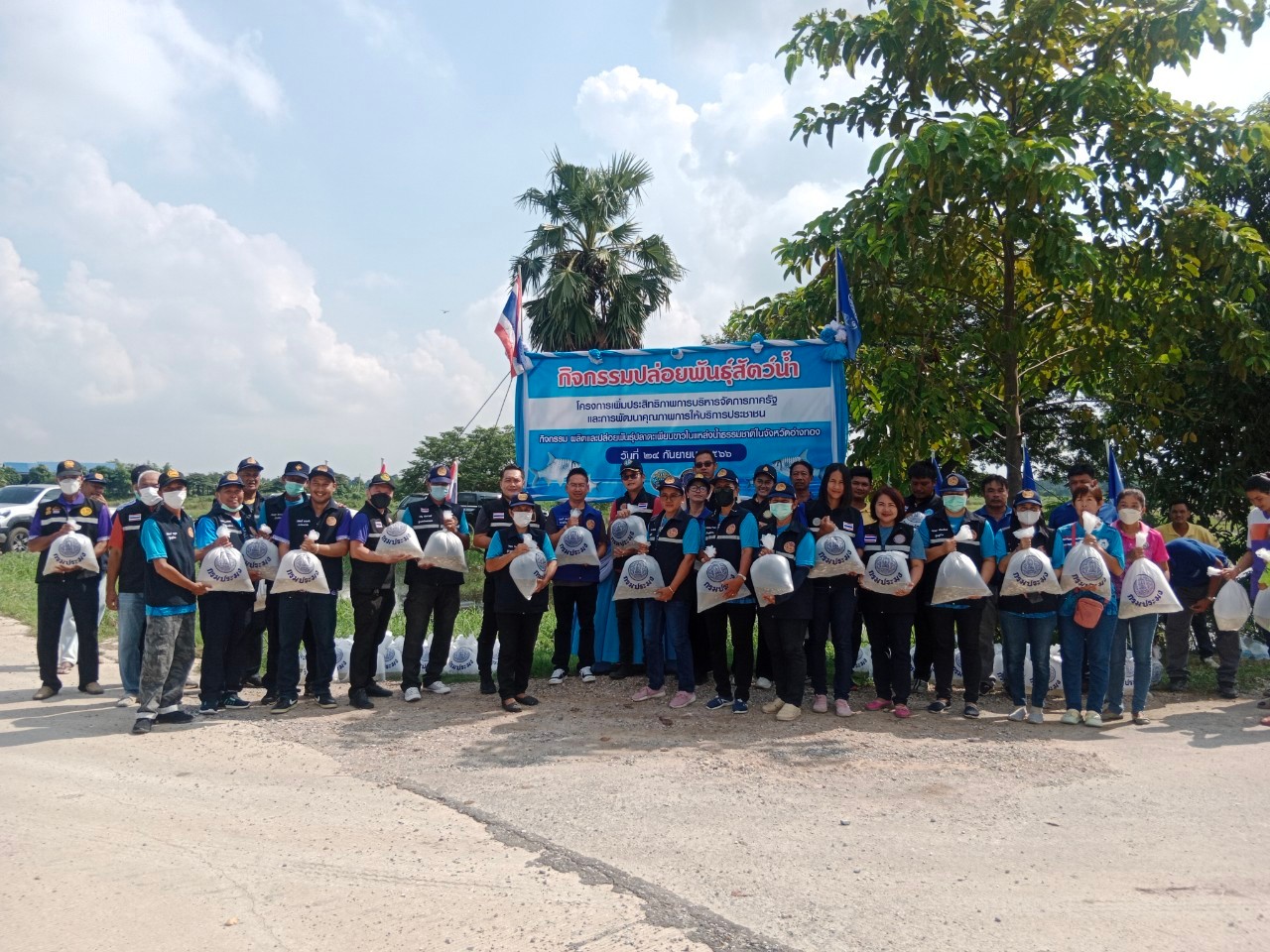 โครงการเพิ่มประสิทธิภาพการบริหารจัดการภาครัฐและการพัฒนาคุณภาพการให้บริการประชาชน กิจกรรม ผลิตและปล่อยพันธุ์ปลาตะเพียนขาวในแหล่งน้ำธรรมชาติในจังหวัดอ่างทอง จำนวน 1,2000,000 ตัว..คลิก
