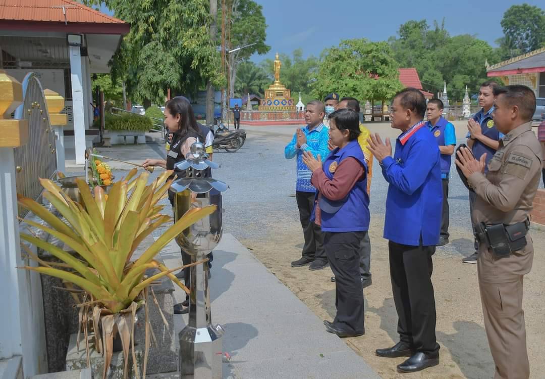 นายอำเภอ?เมือง?พัทลุง? ประมงอำเภอเมืองพัทลุง ให้การ?ต้อนรับ??  ผู้ว่าราชการจังหวัดพัทลุง ลง?พื้นที่?ตรวจเยี่ยม?และ?ติดตามการขับเคลื่อนโครงการอำเภอบำบัดทุกข์ บำรุงสุข แบบบูรณาการอย่างยั่งยืน? และโครงการหนึ่งตำบล หนึ่งหมู่บ้านยั่งยืน (Sustainable Village)   พื้นที่?ตำบล?ท่าแค? อำเภอเมือง?พัทลุง? จังหวัด?พัทลุง?..คลิก