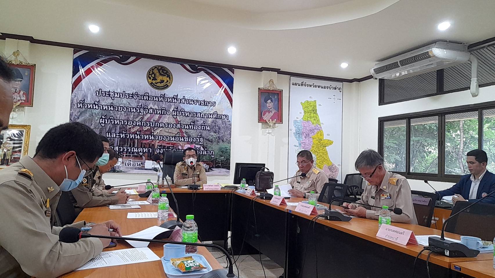 นายสมมิตร ธรรมมิยะ ประมงอำเภอสุวรรณคูหา ร่วมประชุมประจำเดือนหัวหน้าส่วนราชการ หัวหน้าหน่วยงานรัฐวิสาหกิจ ผู้บริหารองค์กรปกครองส่วนท้องถิ่น ผู้บริหารสถานศึกษา และหัวหน้าหน่วยงานอื่นของรัฐ ครั้งที่ 10/2566 ประจำเดือนตุลาคม 2566 ณ ห้องประชุมภูผาแดง ที่ว่าการอำเภอสุวรรณคูหา โดยได้รายงานการช่วยเหลือเยียวยาเกษตรกรผู้ประสบภัยธรรมชาติ  (น้ำท่วม) ด้านประมง  ที่ผ่านมา และการขึ้นทะเบียนผู้เลี้ยงสัตว์น้ำ ฯ..คลิก