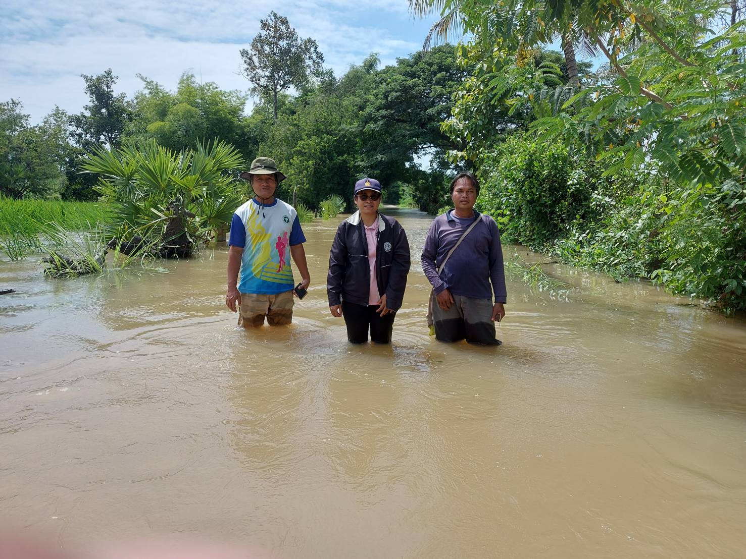 นางสาวมลฤดี ลิ้มสุวรรณ ประมงอำเภอศรีบุญเรือง ออกเยี่ยมเยือนให้กำลังใจและให้แนวทางการช่วยเหลือเยียวยาเกษตรกรผู้เลี้ยงสัตว์น้ำที่ประสบอุทกภัยน้ำท่วมบ่อเลี้ยงปลา ในพื้นที่ตำบลศรีบุญเรือง อำเภอศรีบุญเรือง จังหวัดหนองบัวลำภู..คลิก