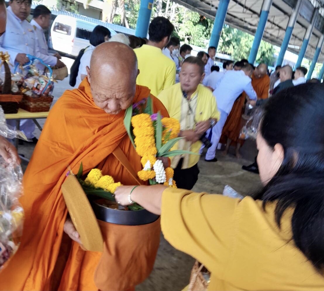 ประมงอุบลฯ ร่วมพิธีทำบุญตักบาตร เนื่องในวันนวมินทรมหาราช..คลิก