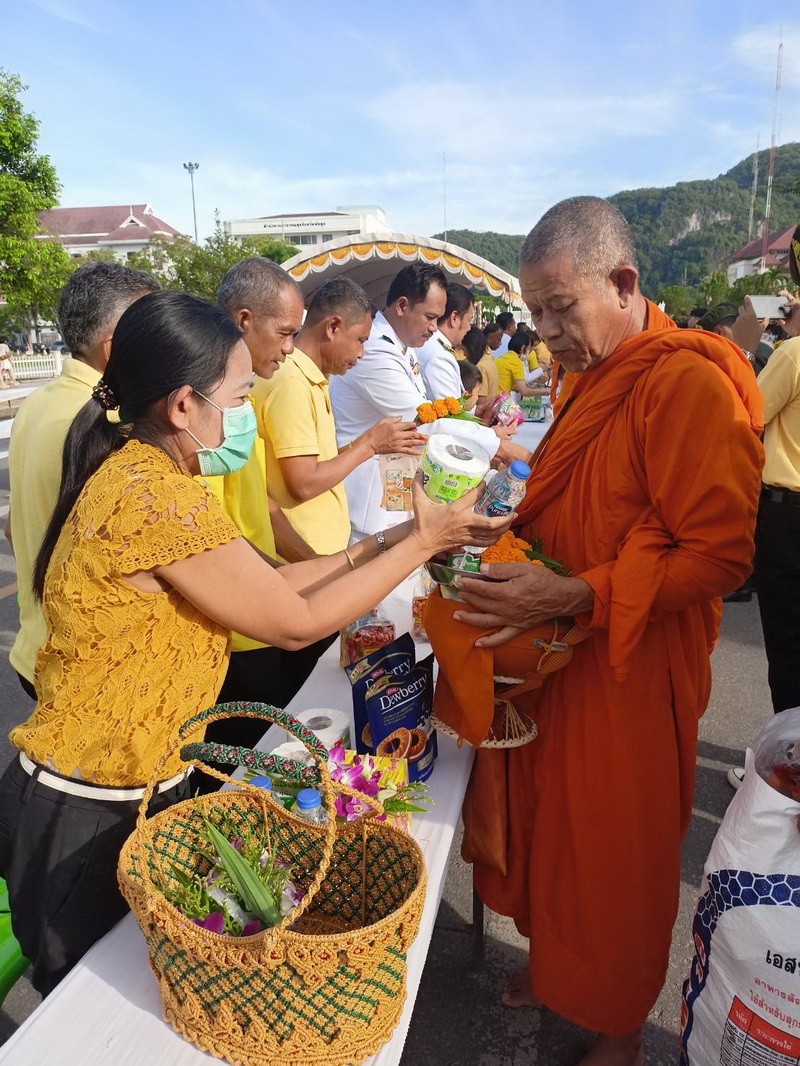ร่วมพิธีทำบุญตักบาตรเนื่องในวันคล้ายวันสวรรคต ในหลวงรัชกาลที่ 9..คลิก