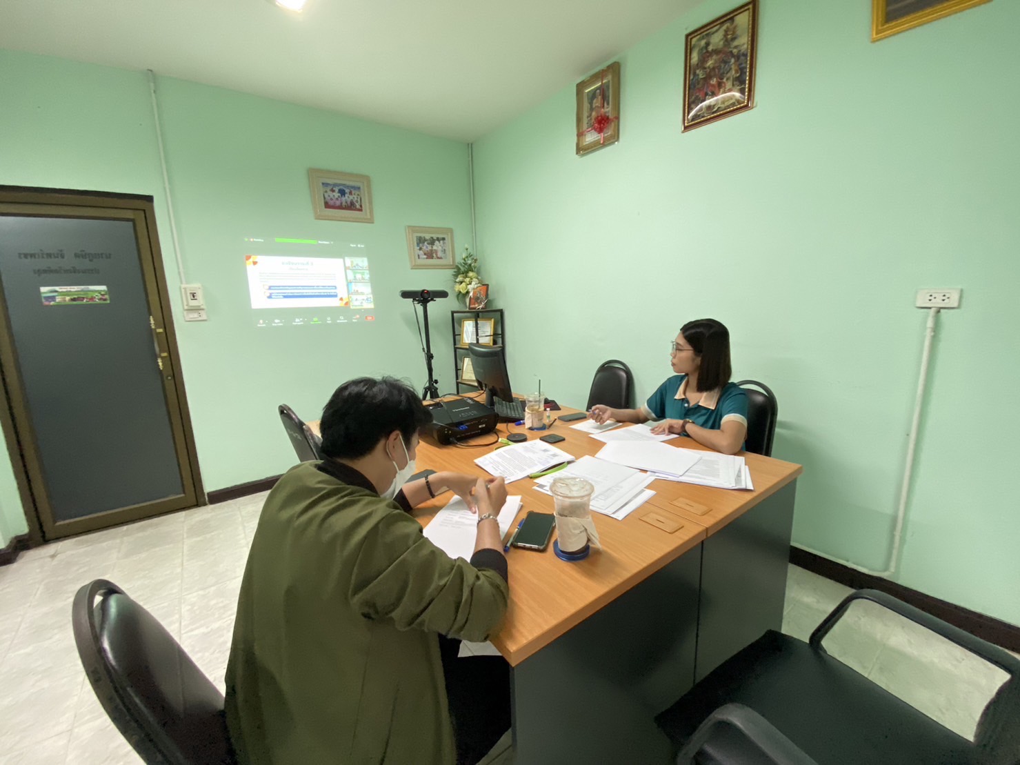 นักวิชาการประมงปฏิบัติการ พร้อมด้วย นักวิชาการประมง เข้าร่วมประชุมการติดตามผลการตรวจสอบผลสัมฤทธิ์ และประสิทธิภาพการดำเนินงาน โครงการยกระดับแปลงใหญ่ ด้วยเกษตรสมัยใหม่และเชื่อมโยงตลาดผ่านระบบทางไกล  zoom meeting..คลิก