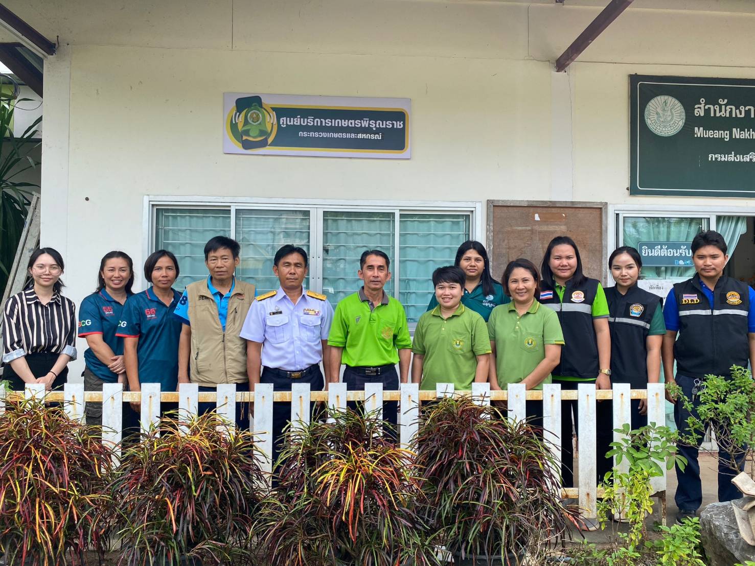 ร่วมพิธีเปิดป้ายศูนย์บริการเกษตรพิรุณราชโดยมีหน่วยงานเกษตรอำเภอ ปศุสัตว์อำเภอ และประมงอำเภอ ณ สำนักงานเกษตรอำเภอเมืองนครพนม จังหวัดนครพนม..คลิก