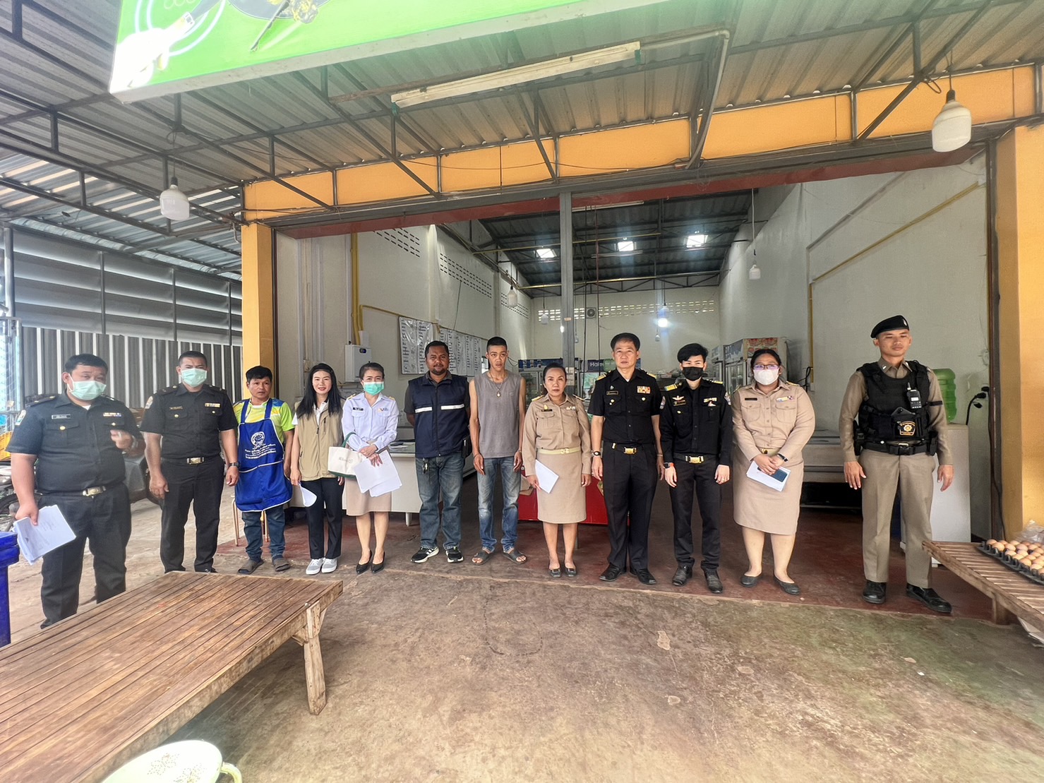 ลงพื้นที่ตรวจสอบห้องเย็นเก็บซากสัตว์ สถานที่พักและเก็บซากสัตว์  ในพื้นที่อำเภอนาแก  จังหวัดนครพนม  เพื่อป้องกันการลักลอบเคลื่อนย้ายซากสัตว์ผิดกฎหมาย  จำนวน 4 ร้าน ..คลิก