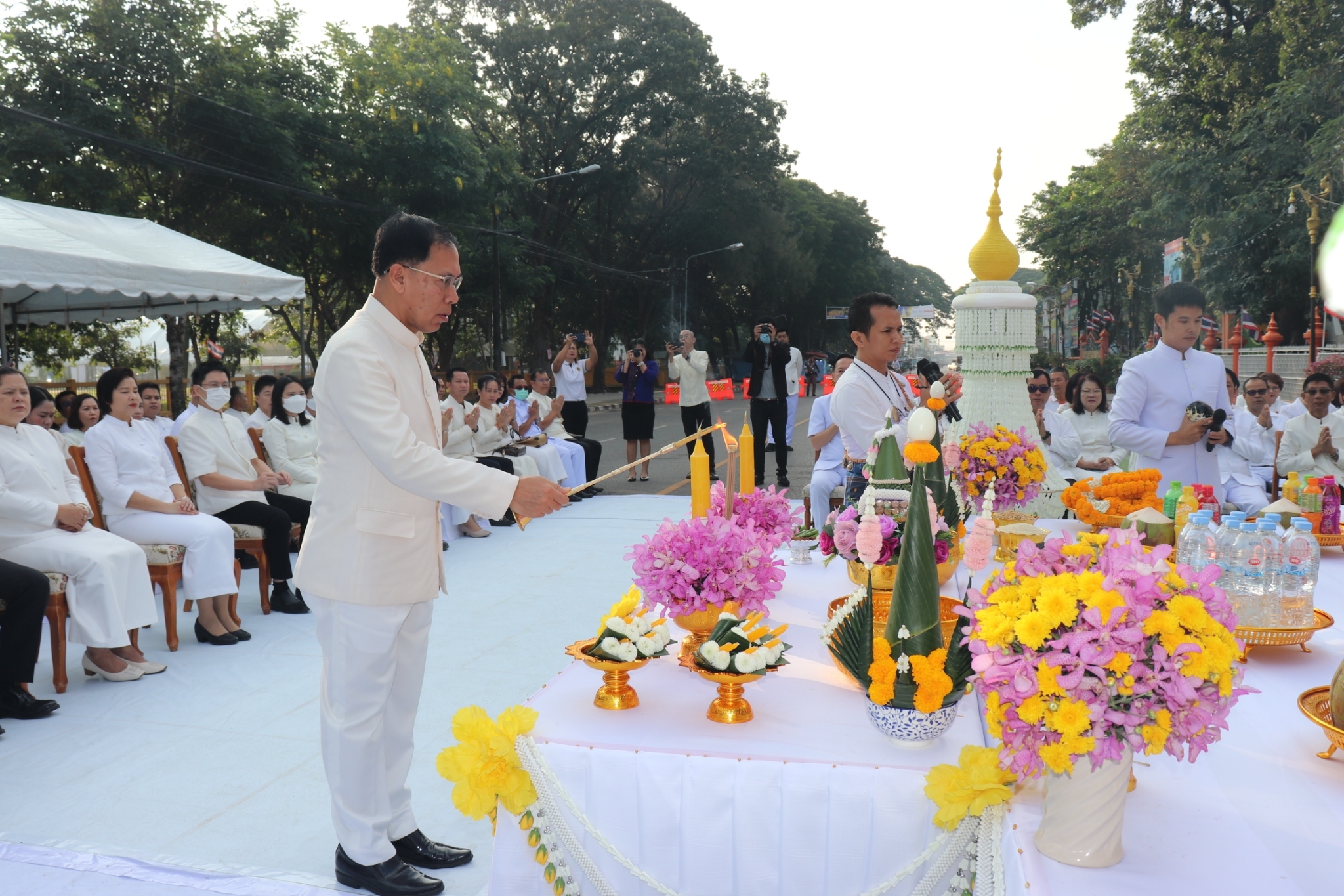 ร่วมพิธีบวงสรวงสิ่งศักดิ์ก่อนไหลเรือไฟ  ณ ศาลหลักเมืองนครพนม..คลิก