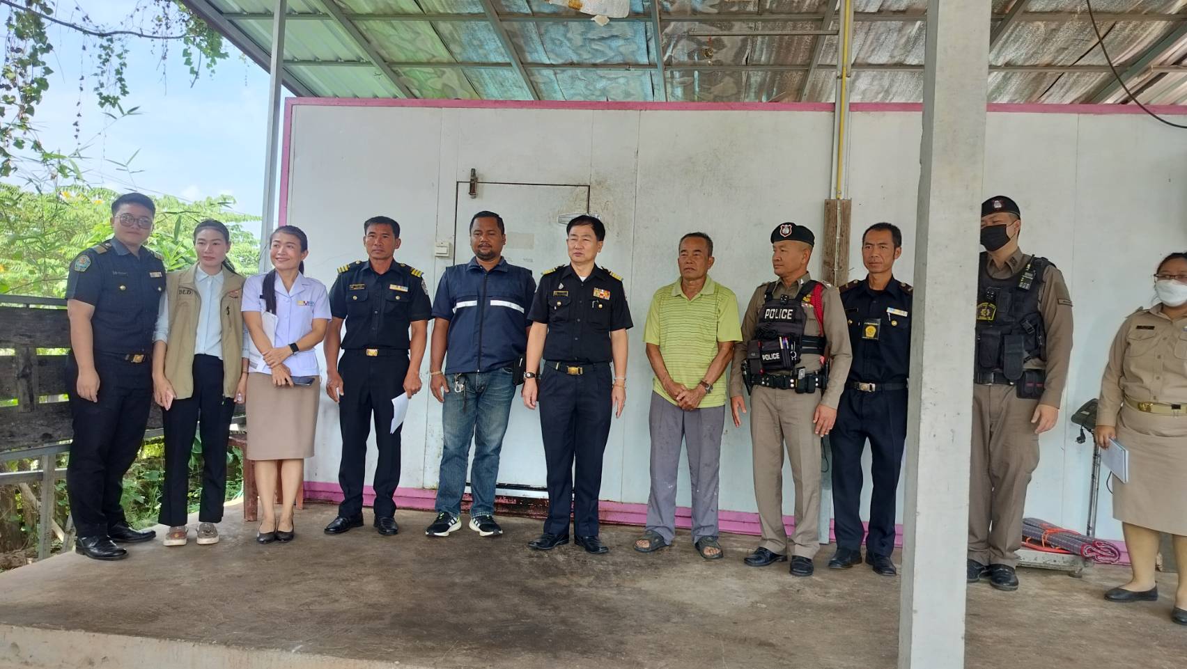 ลงพื้นที่ตรวจสอบห้องเย็นเก็บซากสัตว์  สถานที่พักและเก็บซากสัตว์  ในพื้นที่อำเภอนาแก  จังหวัดนครพนม  เพื่อป้องกันการลักลอบเคลื่อนย้ายซากสัตว์ผิดกฎหมาย  จำนวน 1 ร้าน..คลิก