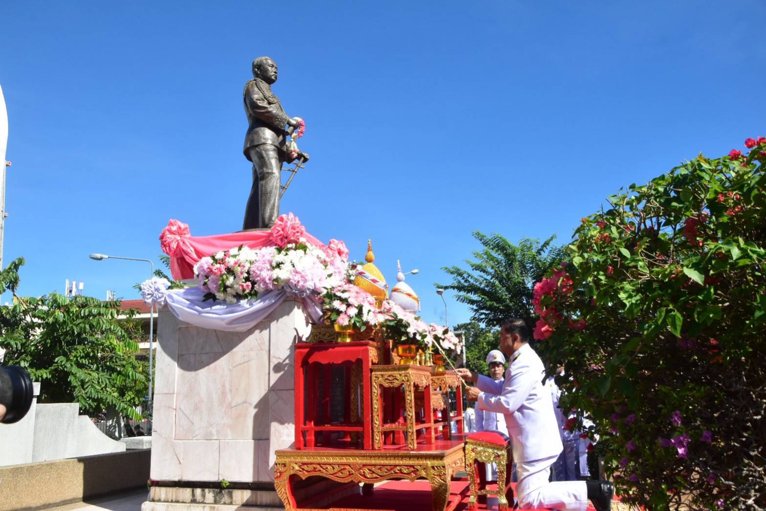 ร่วมพิธีน้อมรำลึกเนื่องในวันคล้ายวันสวรรคตพระบาทสมเด็จพระจุลจอมเกล้าเจ้าอยู่หัว 23 ตุลาคม ของทุกปี..คลิก