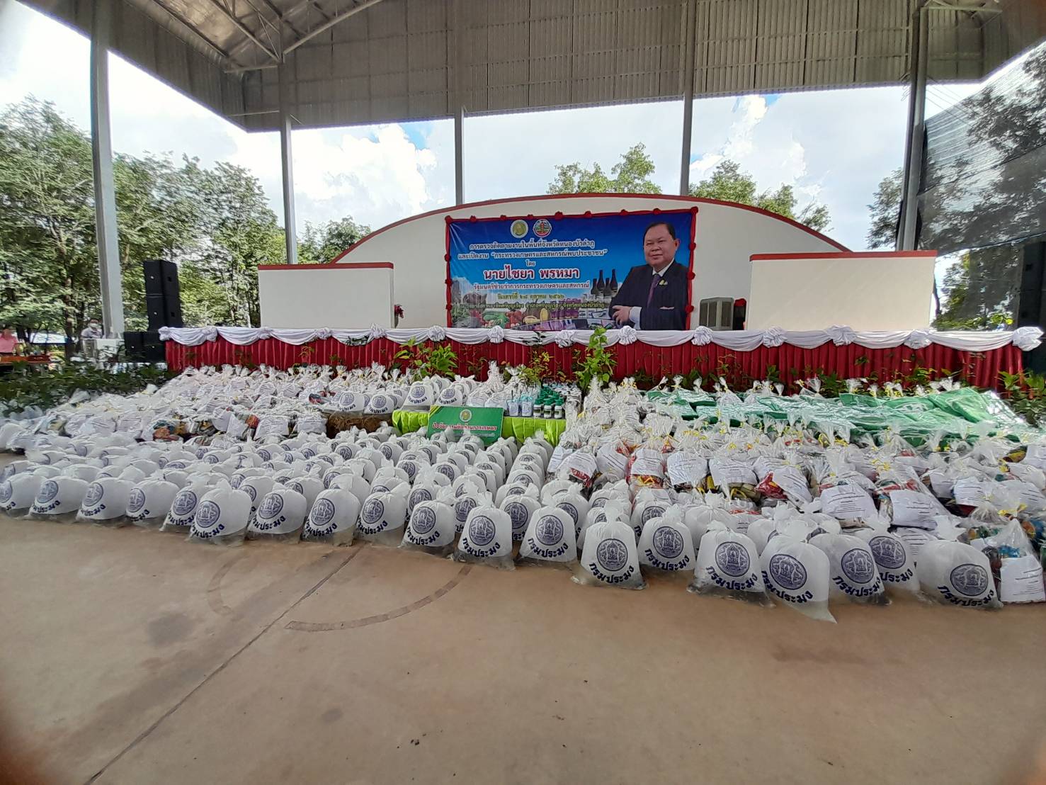 นายบุญหลาย กุลนารัตน์ พร้อมด้วยเจ้าหน้าที่สำนักงานประมงจังหวัดหนองบัวลำภู ร่วมต้อนรับนายไชยา พรหมา รัฐมนตรีช่วยว่าการกระทรวงเกษตรและสหกรณ์ เป็นประธานในพิธีเปิด กระทรวงเกษตรและสหกรณ์ พบประชาชน ณ วิทยาลัยการอาชีพศรีบุญเรือง อำเภอศรีบุญเรืองจังหวัดหนองบัวลำภู..คลิก