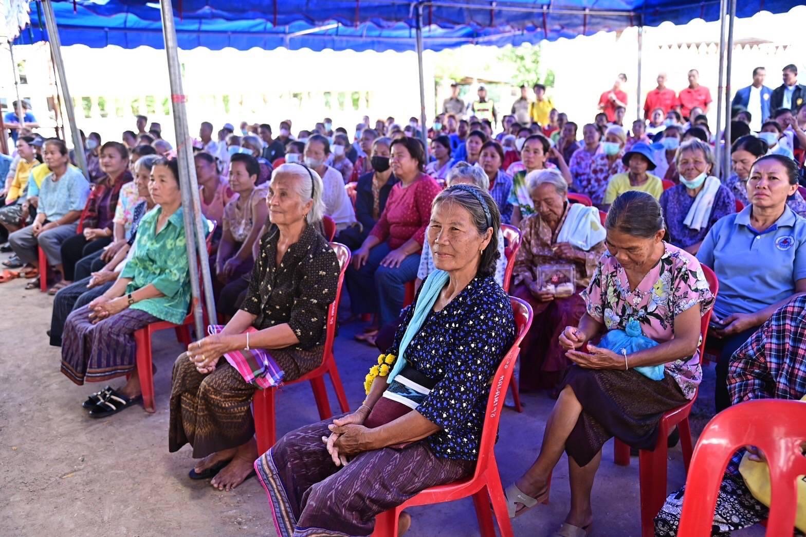 ร่วมลงพื้นที่ตรวจราชการและมอบสิ่งของช่วยเหลือผู้ประสบอุทกภัยในพื้นที่ จ.ร้อยเอ็ด
