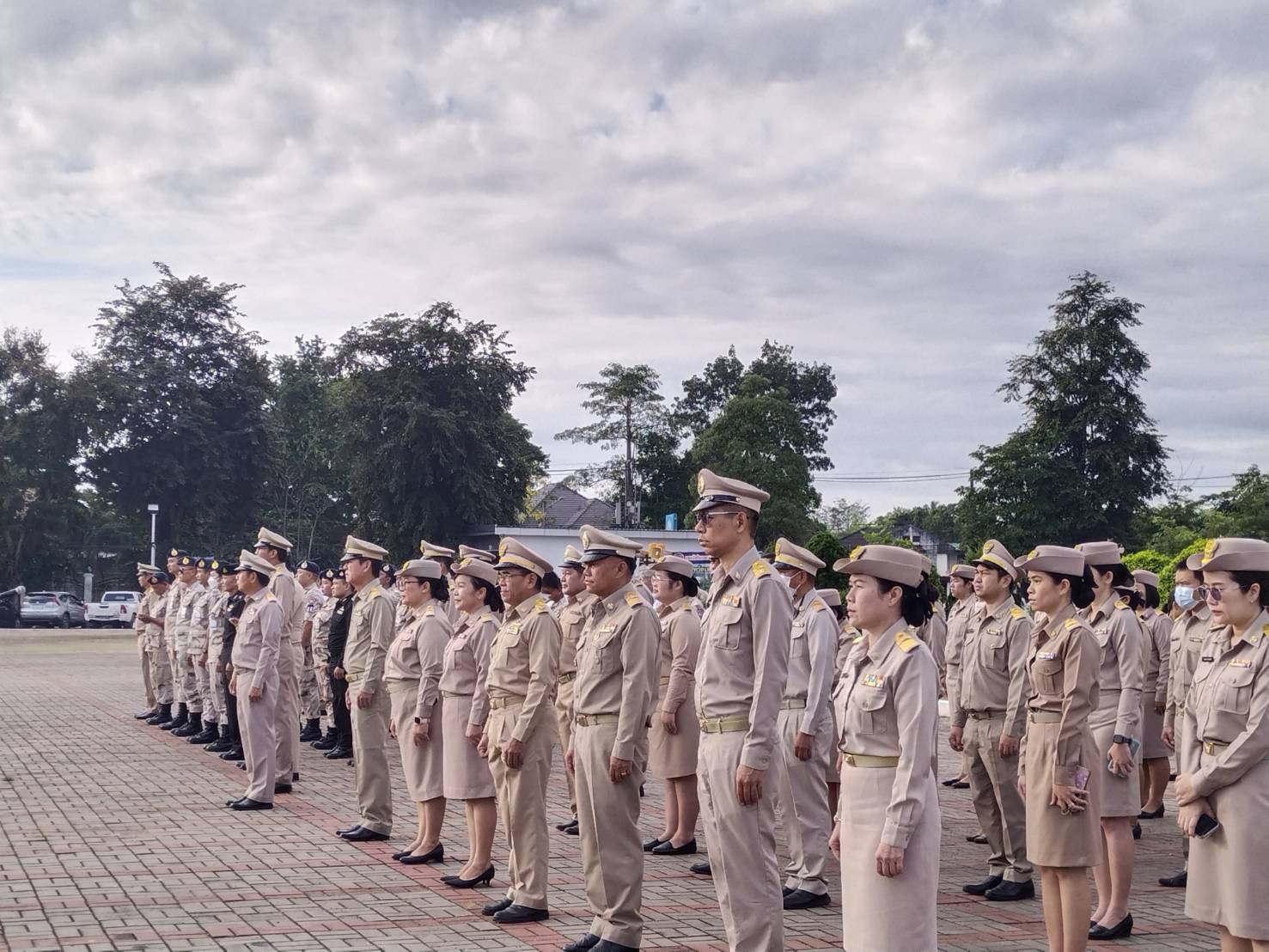 เข้าร่วมกิจกรรมเคารพธงชาติ ร้องเพลงชาติและร้องเพลงสรรเสริญพระบารมี ณ ศาลากลาง จังหวัดเลย
