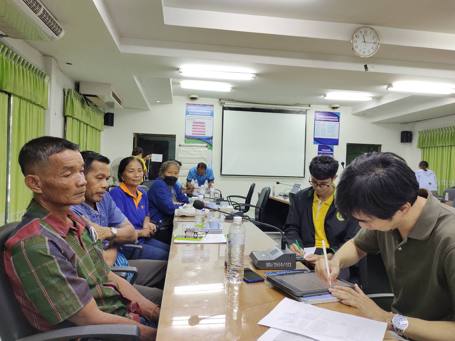 ประมงอุบล นำเกษตรกรเข้ารับการสัมภาษณ์ผู้เข้าร่วมโครงการติดตามประเมินผลนโยบายรัฐบาล : โครงการศูนย์การเรียนรู้การเพิ่มประสิทธิการผลิตสินค้าเกษตร..คลิก
