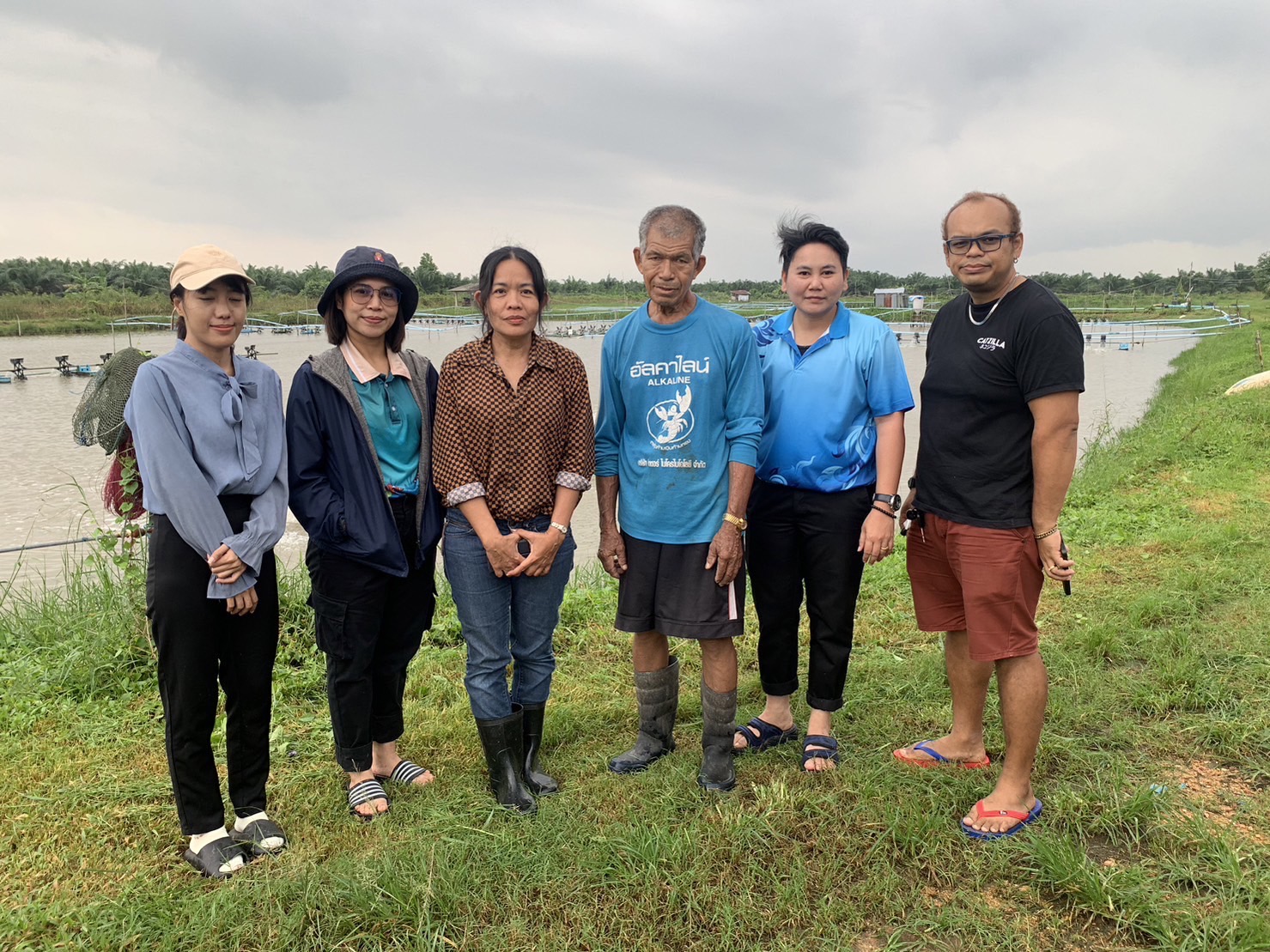 นักวิชาการประมงปฏิบัติการ พร้อมด้วย  นักวิชาการประมง ลงพื้นที่ติดตามผลการเลี้ยงกุ้งทะเลของเกษตรกร  ที่เข้าร่วมโครงการเสริมสภาพคล่องเกษตรกรผู้เลี้ยงกุ้งทะเล ปี 2565  ระยะที่ 1 ในพื้นที่อำเภอปากพะยูน จังหวัดพัทลุง..คลิก
