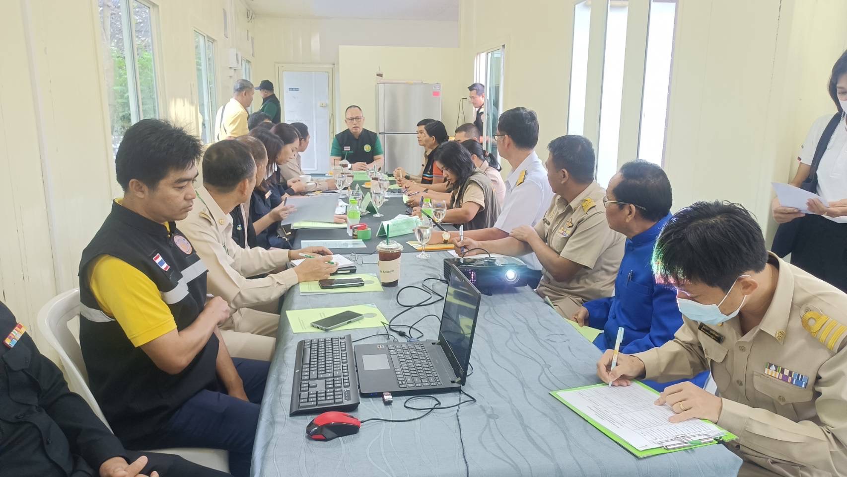 ร่วมประชุมติดตามเร่งรัดการแก้ไขปัญหาการนำเข้าและส่งออกสินค้าเกษตรที่ผิดกฎหมายโดยมีที่ปรึกษารัฐมนตรีว่าการกระทรวงเกษตรและสหกรณ์ (พันเอกรวิรักษ์ สัตตบุศย์)