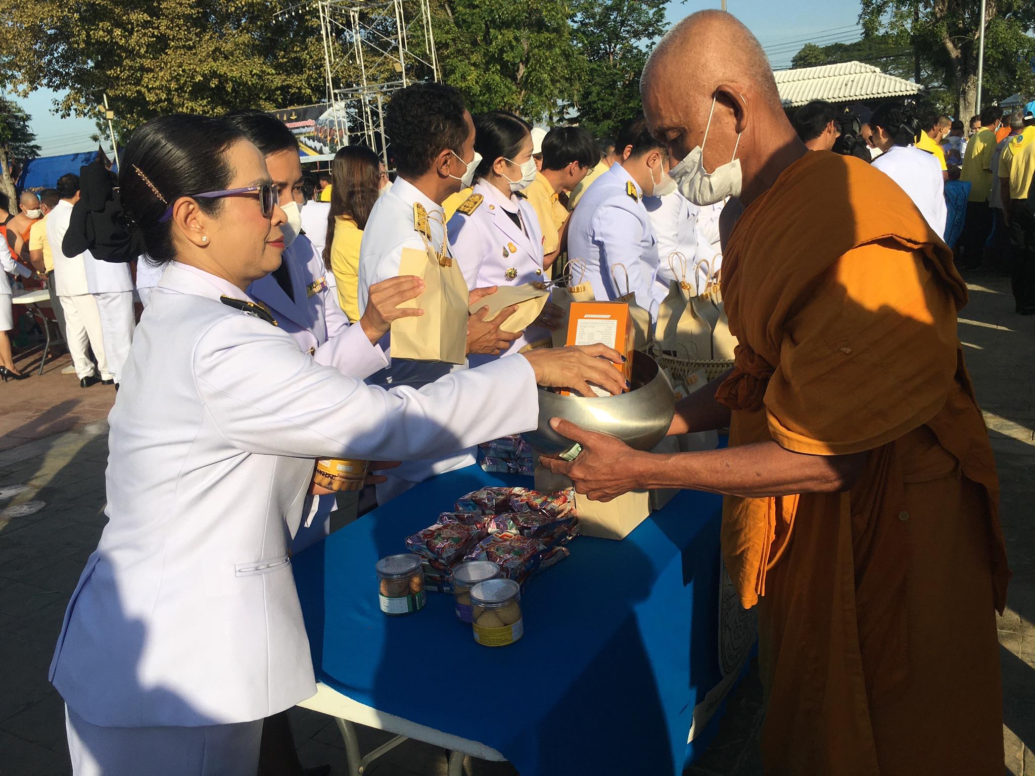 ร่วมพิธีเจริญพระพุทธมนต์และทำบุญตักบาตรถวายเป็นพระราชกุศลเนื่องในวันคล้ายวันพระบรมราชสมภพ พระบาทสมเด็จพระบรมชนกาธิเบศร มหาภูมิพลอดุลยเดชมหาราช บรมนาถบพิตร วันชาติและวันพ่อแห่งชาติ 5 ธันวาคม 2566..คลิก