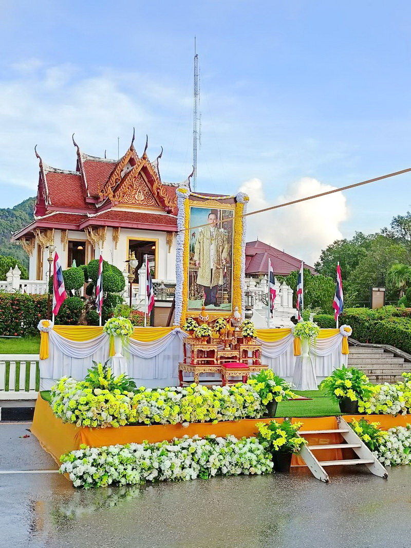 ร่วมพิธีทำบุญตักบาตรเนื่องในวันคล้ายวันพระราชสมภพ ในหลวงรัชกาลที่ 9..คลิก