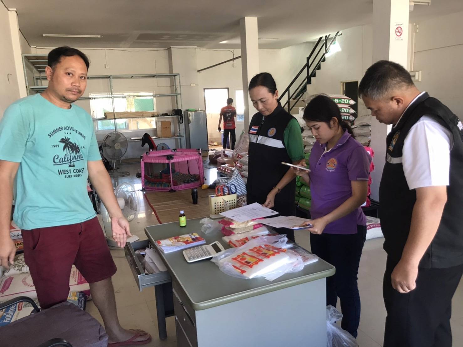 ประมงอำเภอออกพื้นที่ตรวจสอบร้านค้าปัจจัยการผลิต และให้บริการรับแจ้งการประกอบกิจการห้องเย็นที่เก็บรักษาสัตว์น้ำในพื้นที่จังหวัดอำนาจเจริญ..คลิก